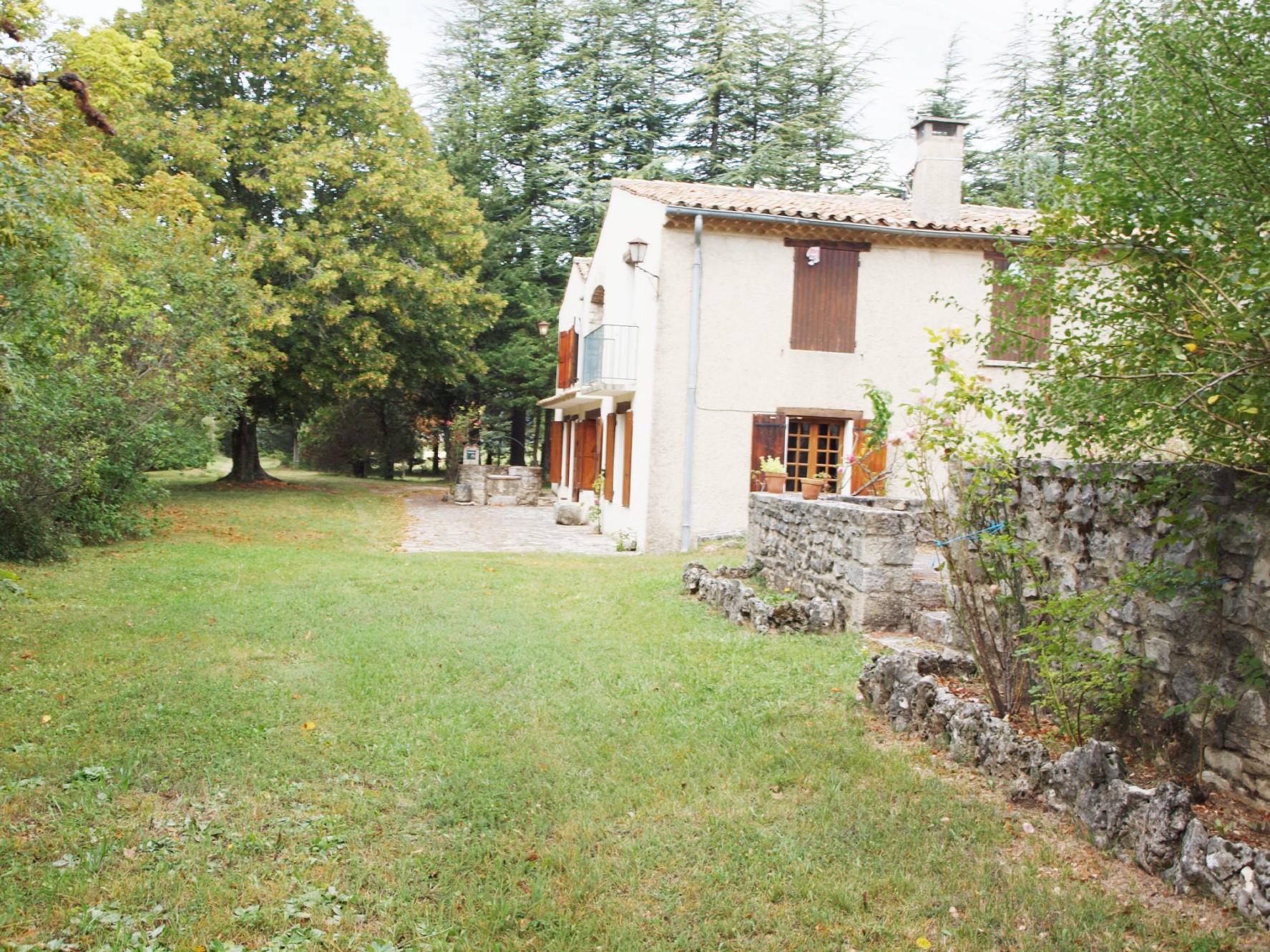 For sale, in the Pays de Sault, former mansion of the XVIIth century for sale, on a plot of land of more than 27 hectares