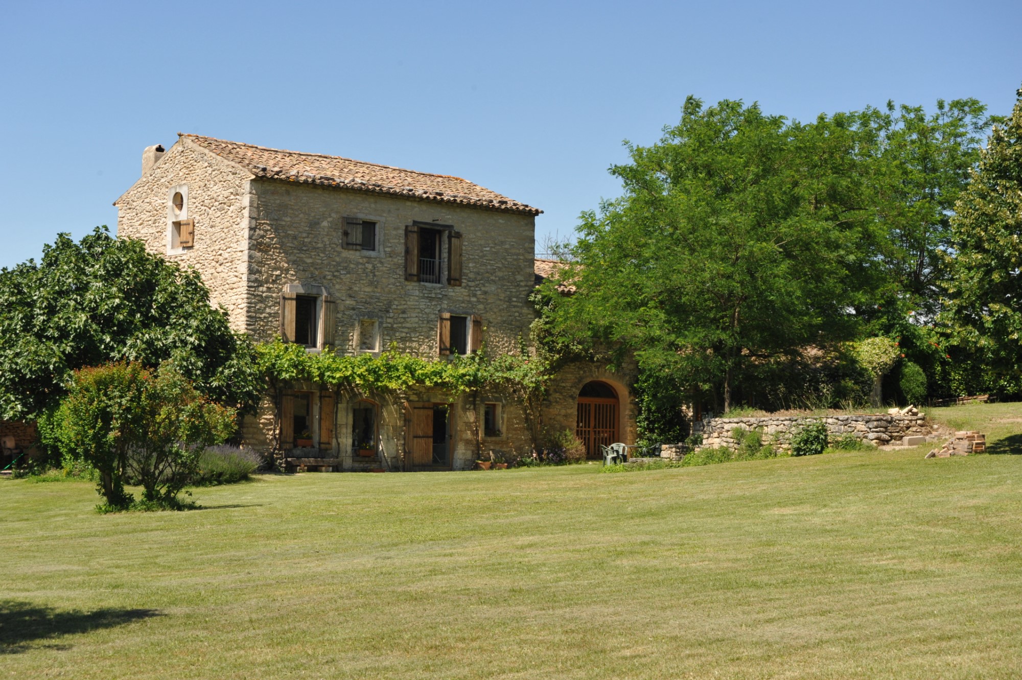 In the heart of the Luberon regional park, for sale, an authentic renovated farmhouse with swimming pool for sale, on more than 1.7 hectares of land with stunning views on a hilltop village