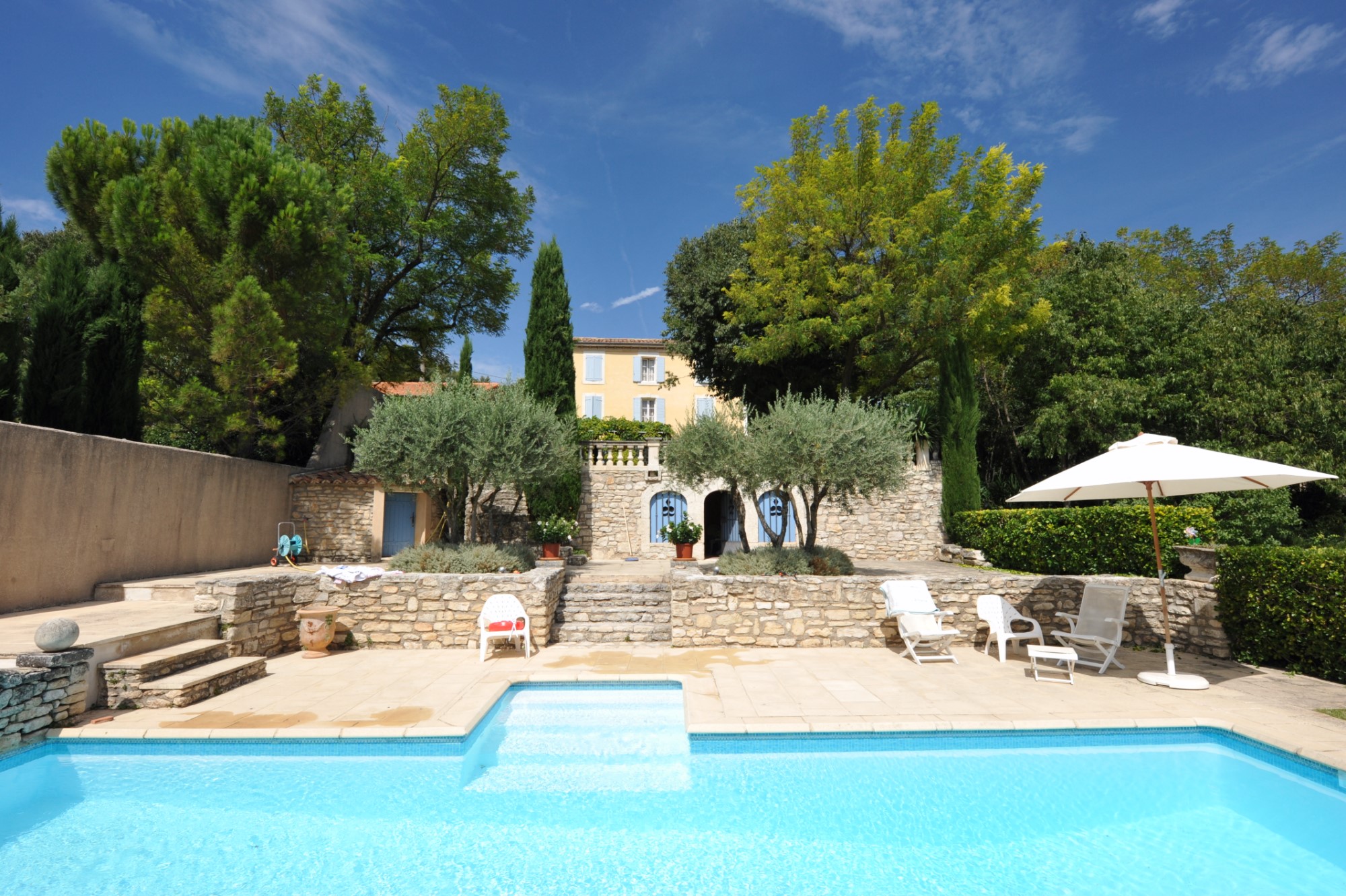 Mansion with guest house in Apt, Luberon, on about 1 hectare with possibility to build