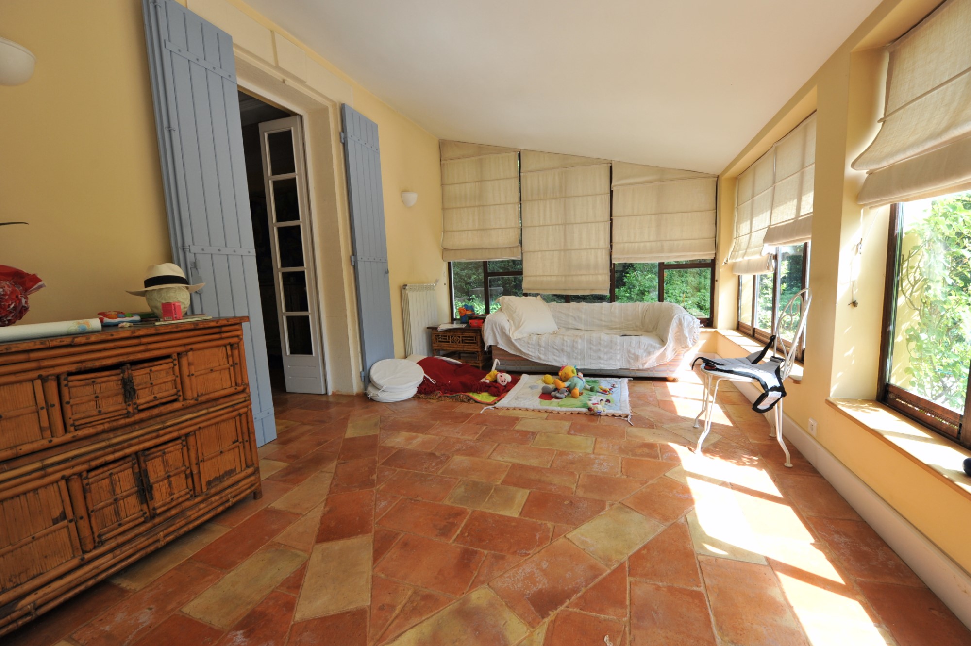 Mansion with guest house in Apt, Luberon, on about 1 hectare with possibility to build
