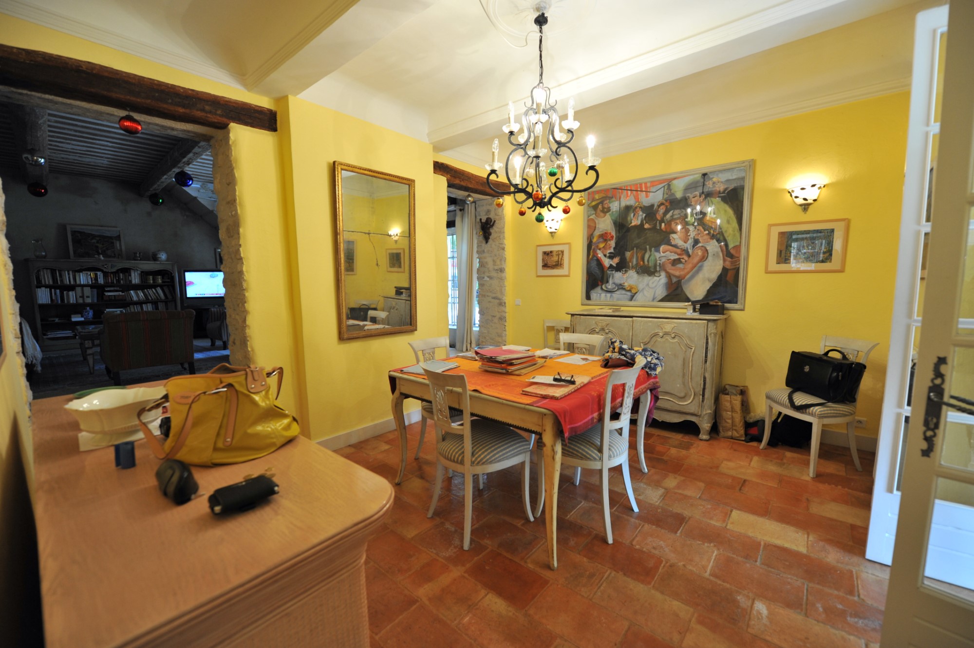 Mansion with guest house in Apt, Luberon, on about 1 hectare with possibility to build