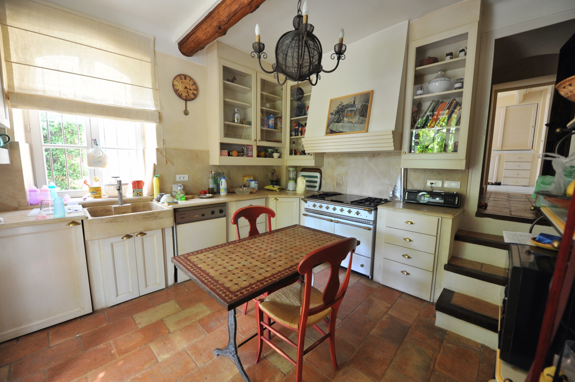 Mansion with guest house in Apt, Luberon, on about 1 hectare with possibility to build