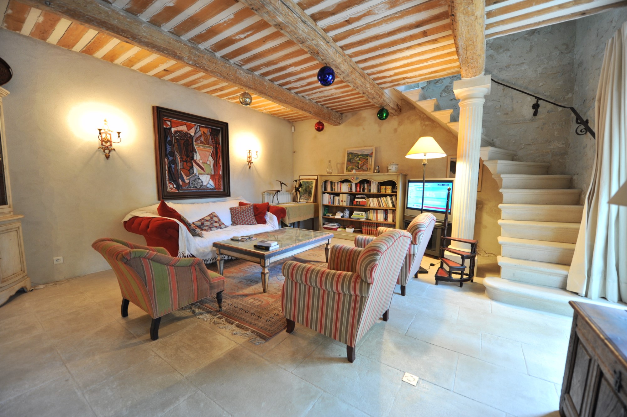 Mansion with guest house in Apt, Luberon, on about 1 hectare with possibility to build