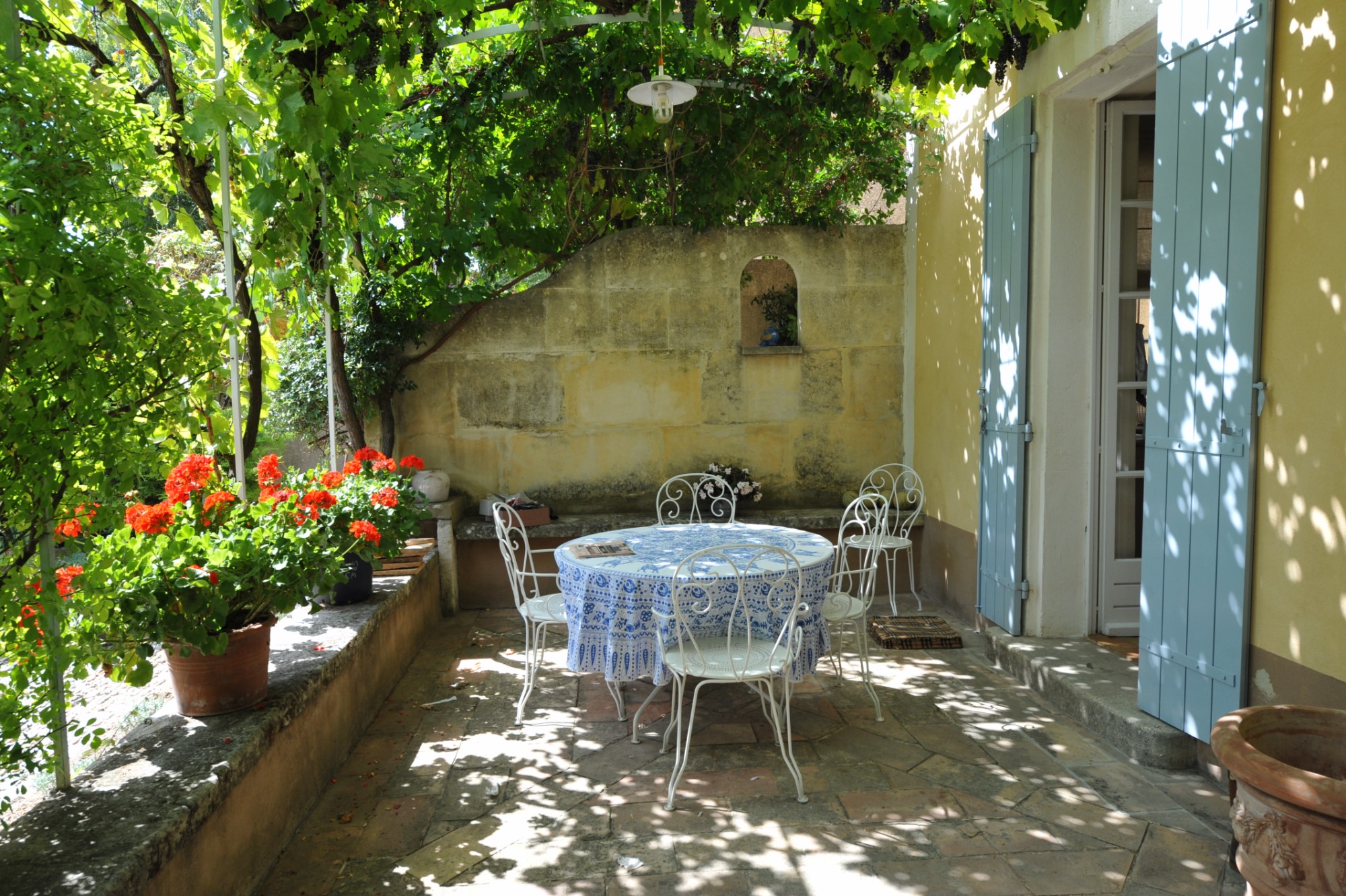 Mansion with guest house in Apt, Luberon, on about 1 hectare with possibility to build