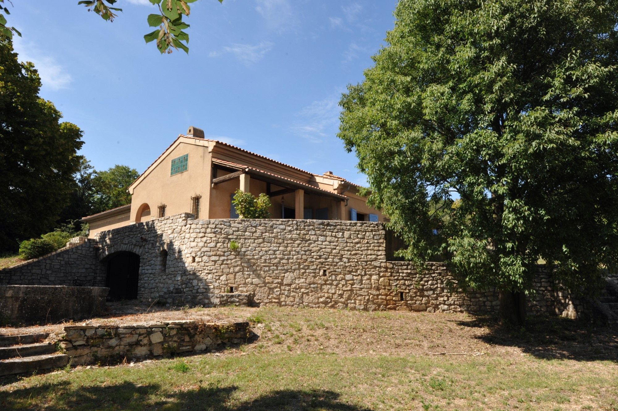 Mansion with guest house in Apt, Luberon, on about 1 hectare with possibility to build