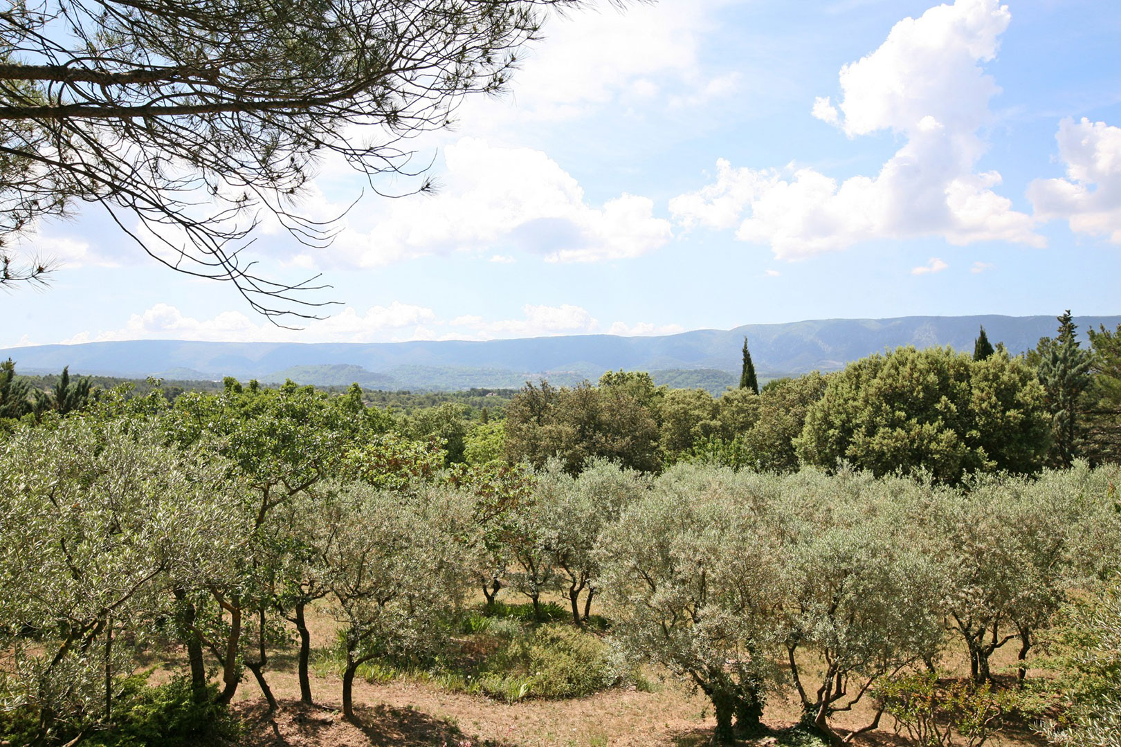For sale in Gordes, stone house with pool overlooking the valley and the Luberon