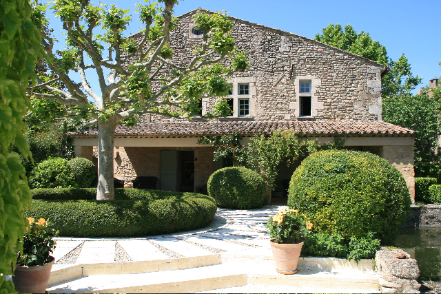 XVIIIth century fully restored farmhouse on over 1,5 hectare of land for sale in Luberon