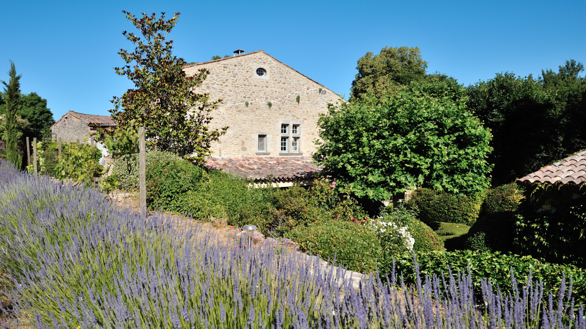 XVIIIth century fully restored farmhouse on over 1,5 hectare of land for sale in Luberon