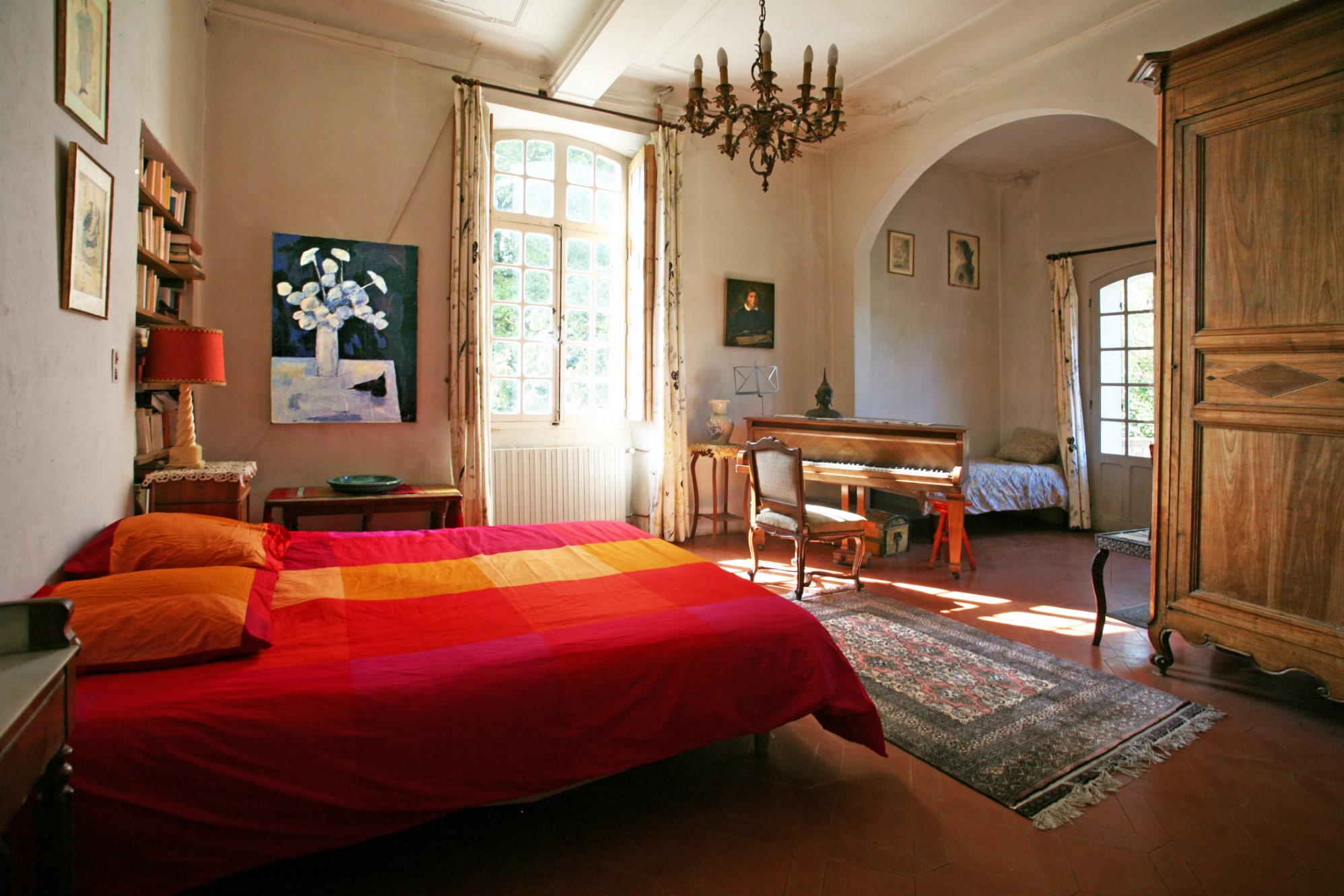 For sale in Comtat Venaissin, mansion with guests cottages and swimming pool