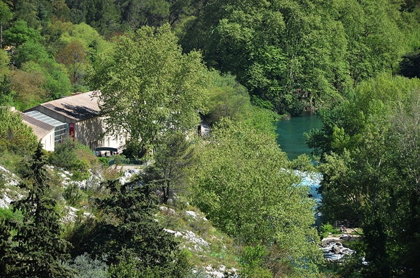 For sale, in a superb location with views close to Luberon, property of 3 houses and 2 pools