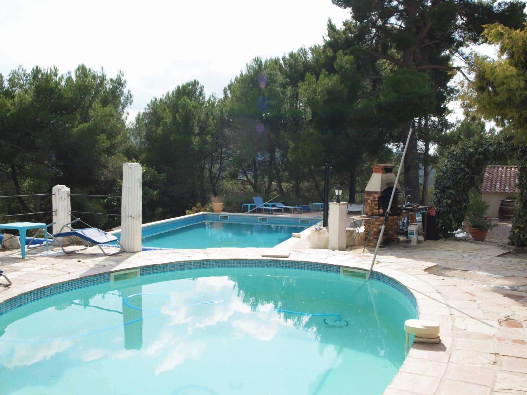 For sale, in a superb location with views close to Luberon, property of 3 houses and 2 pools