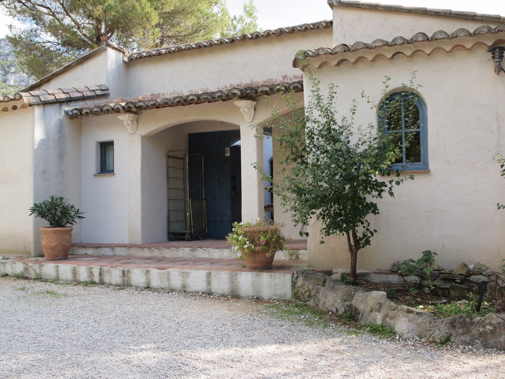 For sale, in a superb location with views close to Luberon, property of 3 houses and 2 pools