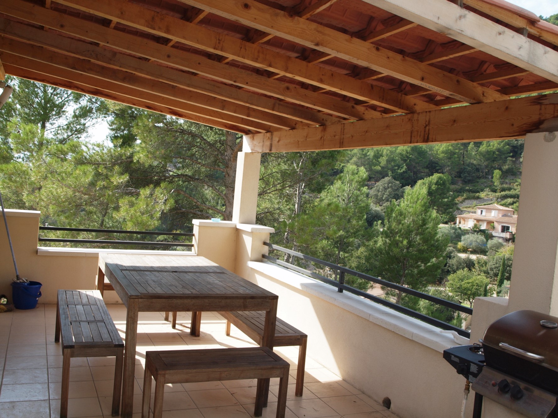 For sale, in a superb location with views close to Luberon, property of 3 houses and 2 pools