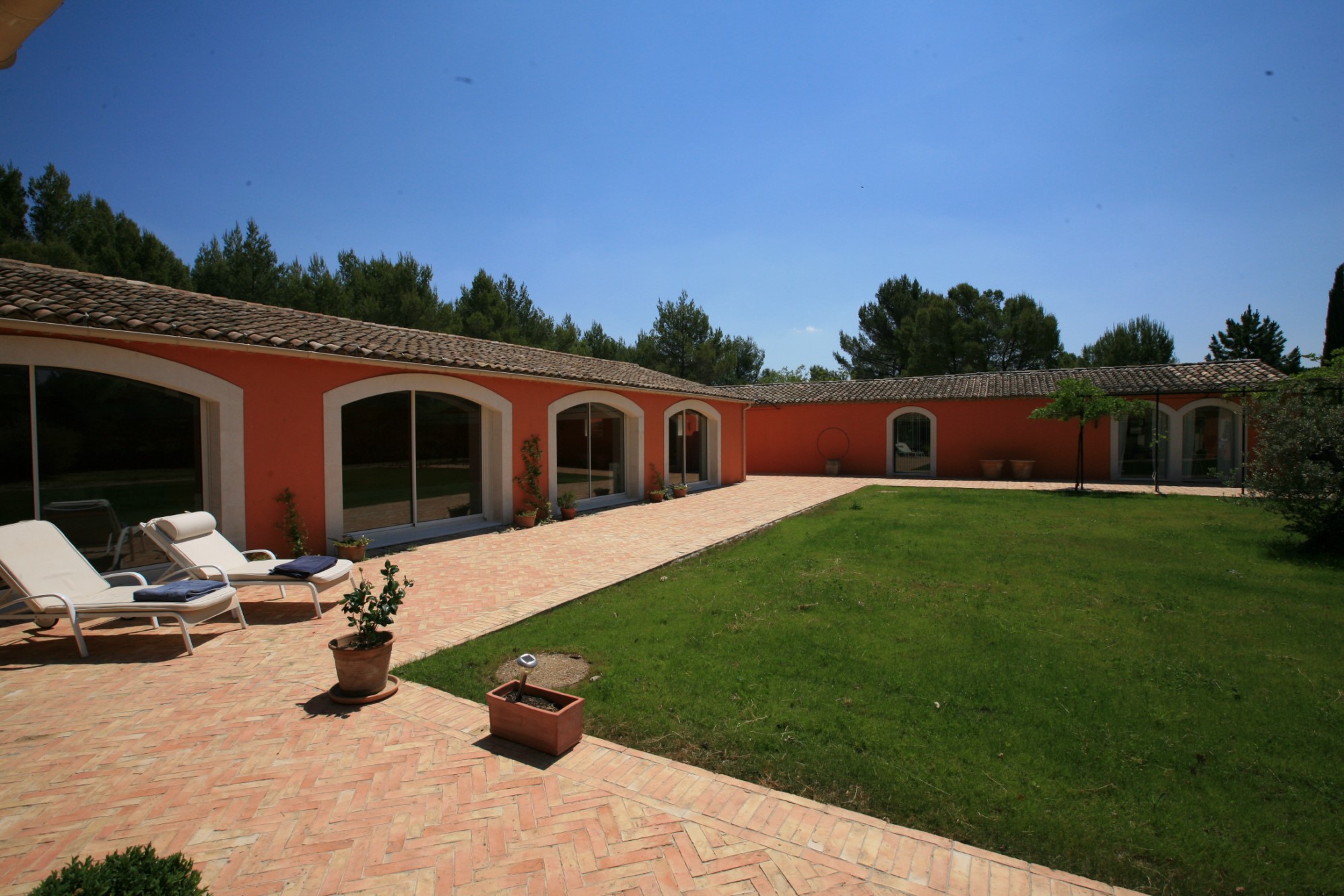 For sale near Roussillon, beautiful contemporary house, with swimming pool and stunning views