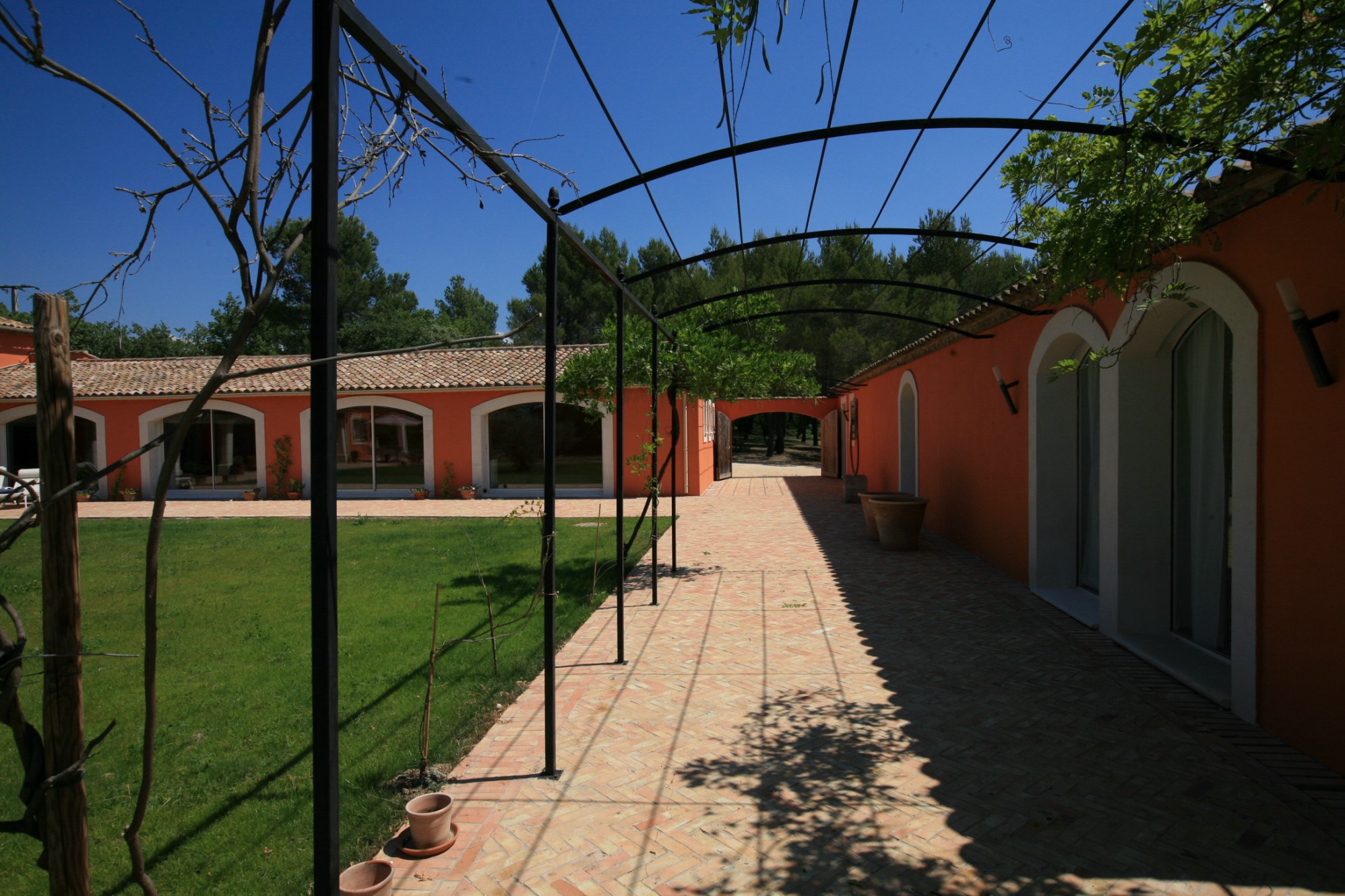 For sale near Roussillon, beautiful contemporary house, with swimming pool and stunning views