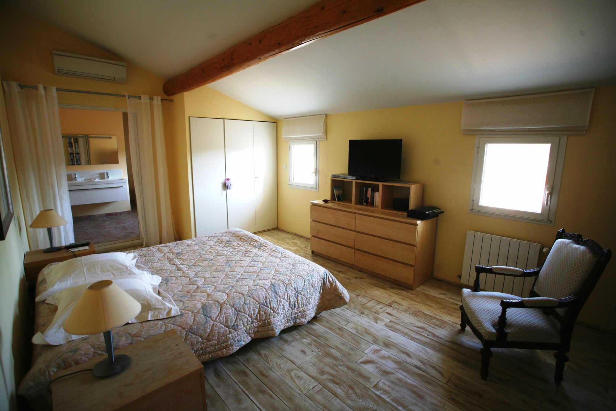 For sale near Roussillon, beautiful contemporary house, with swimming pool and stunning views