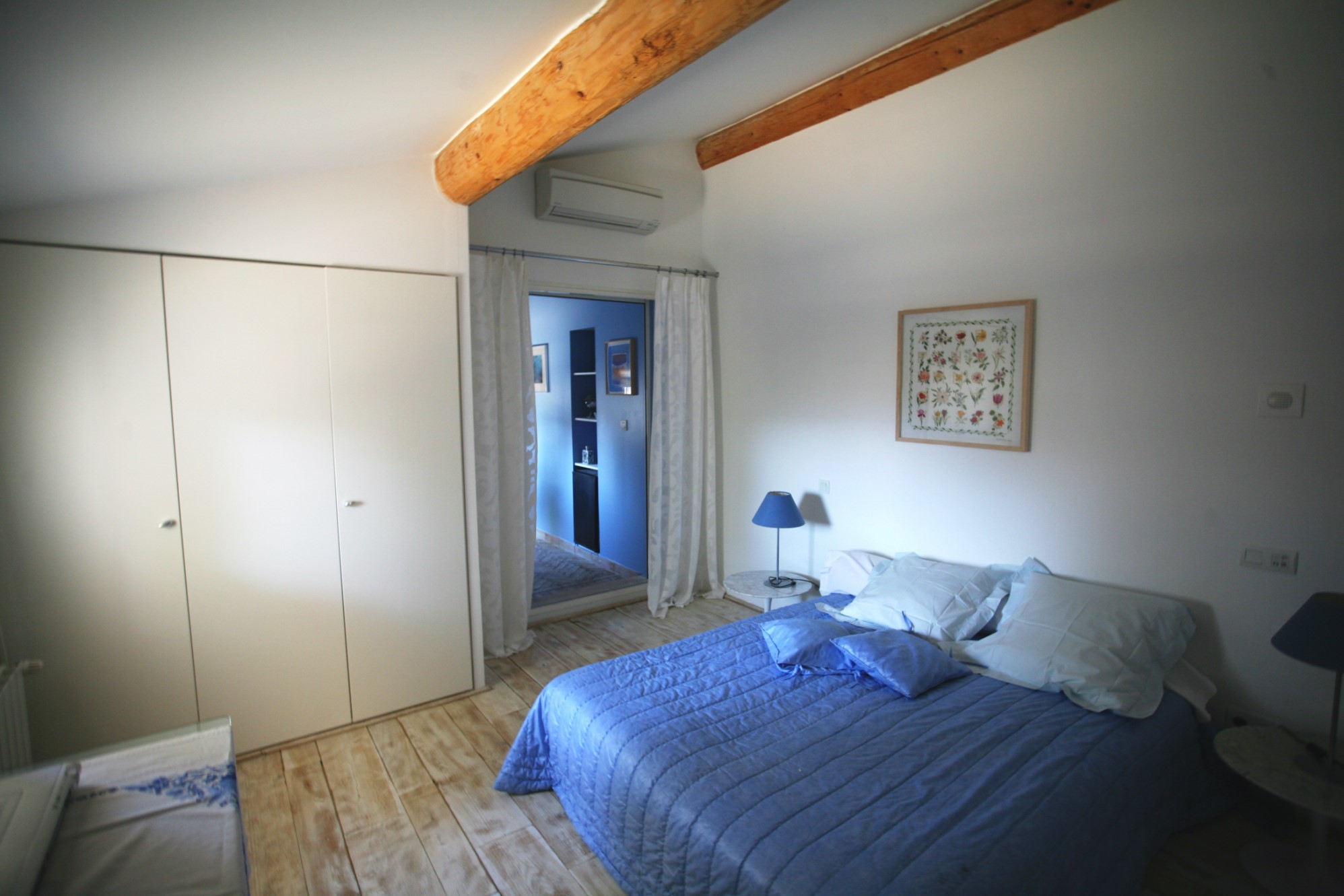 For sale near Roussillon, beautiful contemporary house, with swimming pool and stunning views