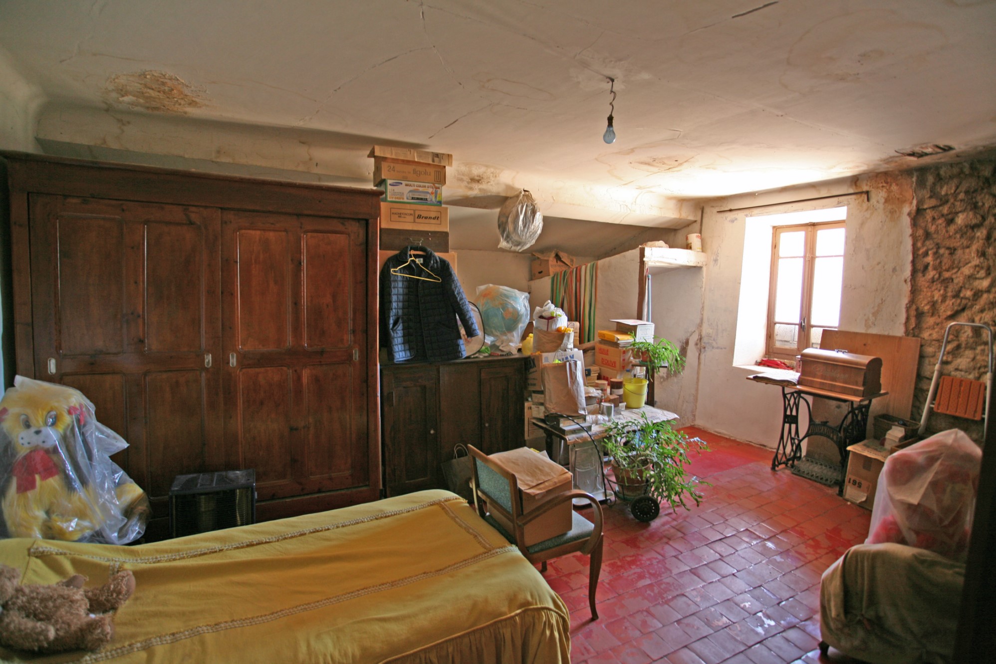 In Provence, property for renovation for sale on 247 acres in the Luberon Regional Park 