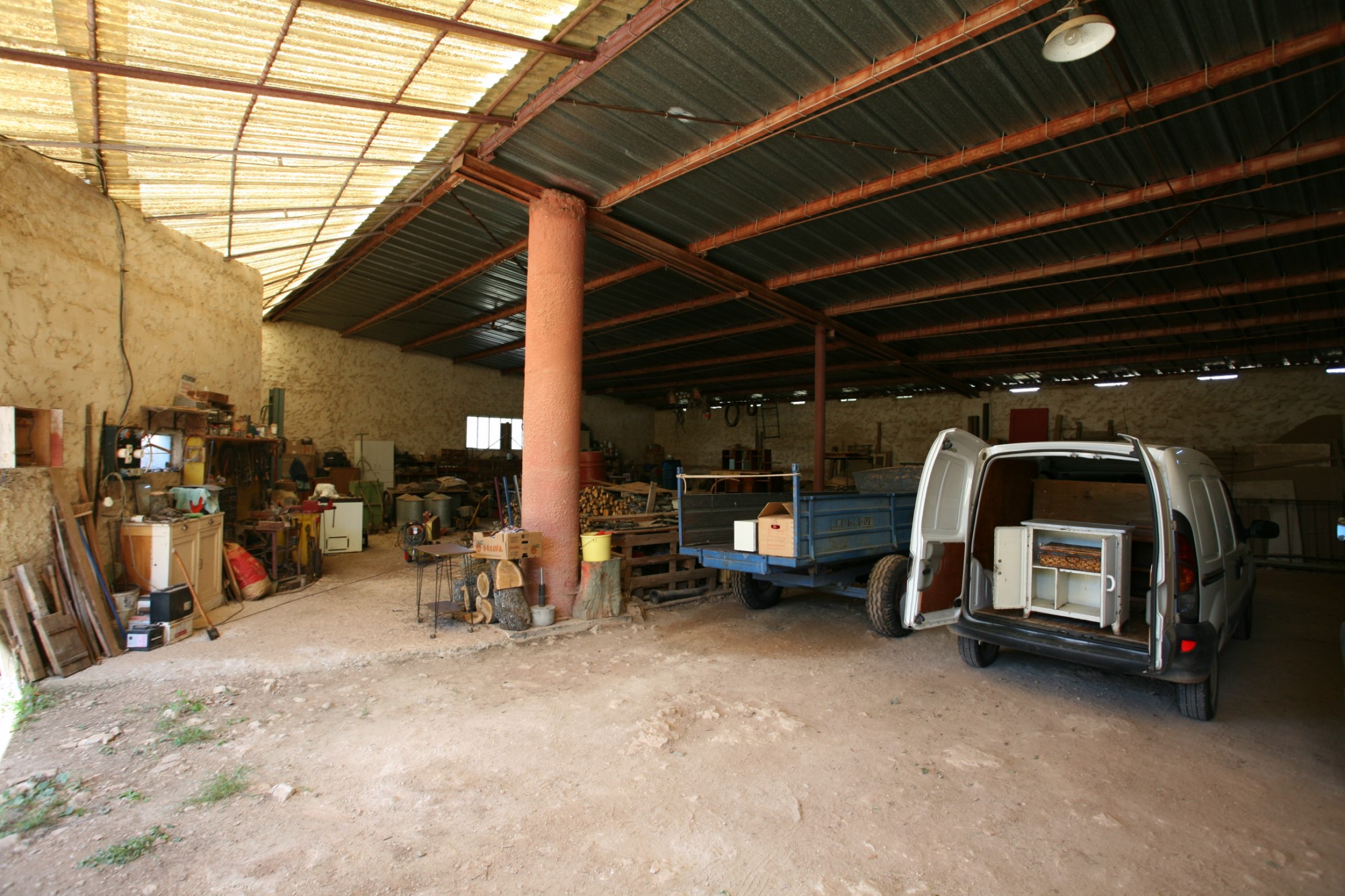 In Provence, property for renovation for sale on 247 acres in the Luberon Regional Park 