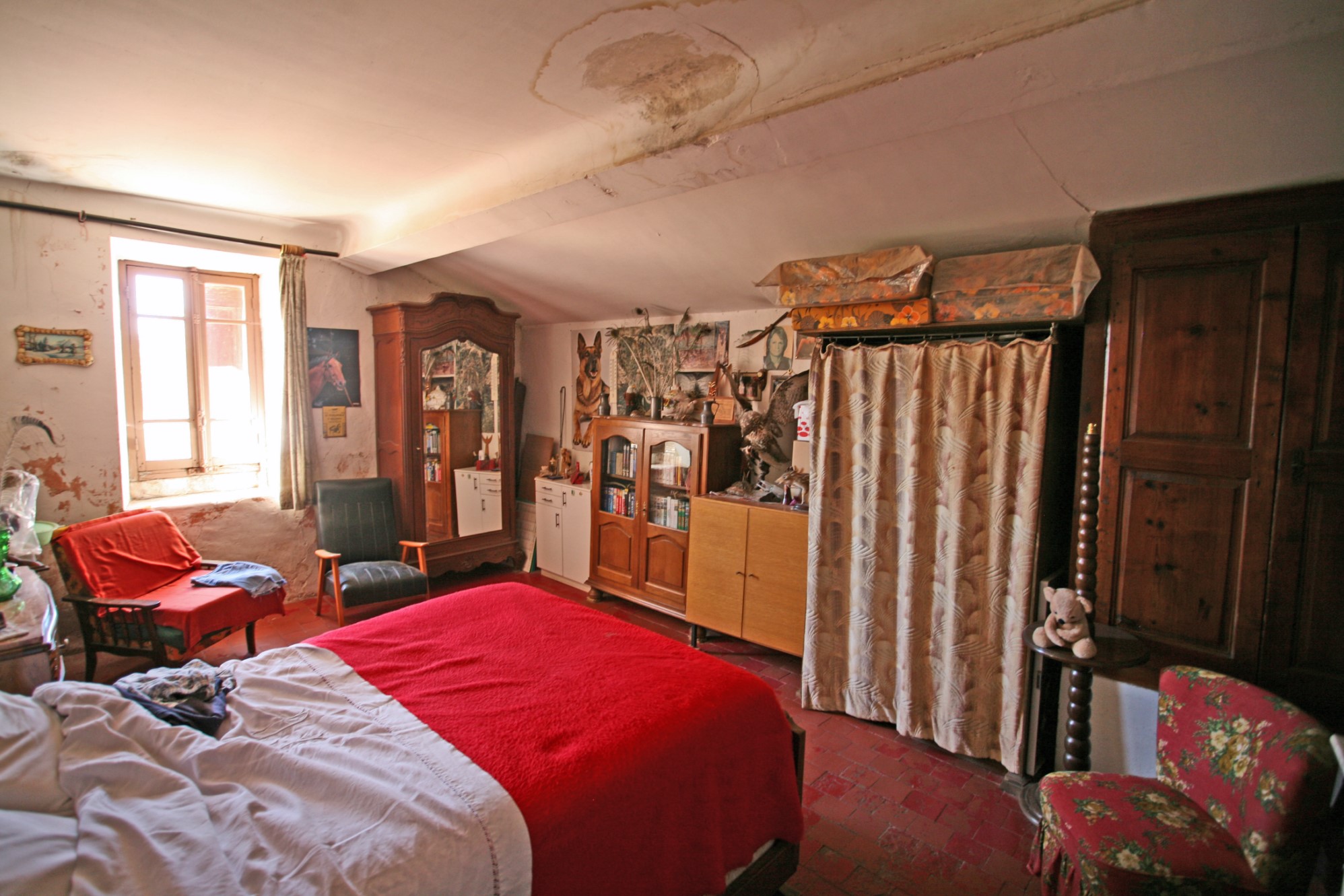 In Provence, property for renovation for sale on 247 acres in the Luberon Regional Park 