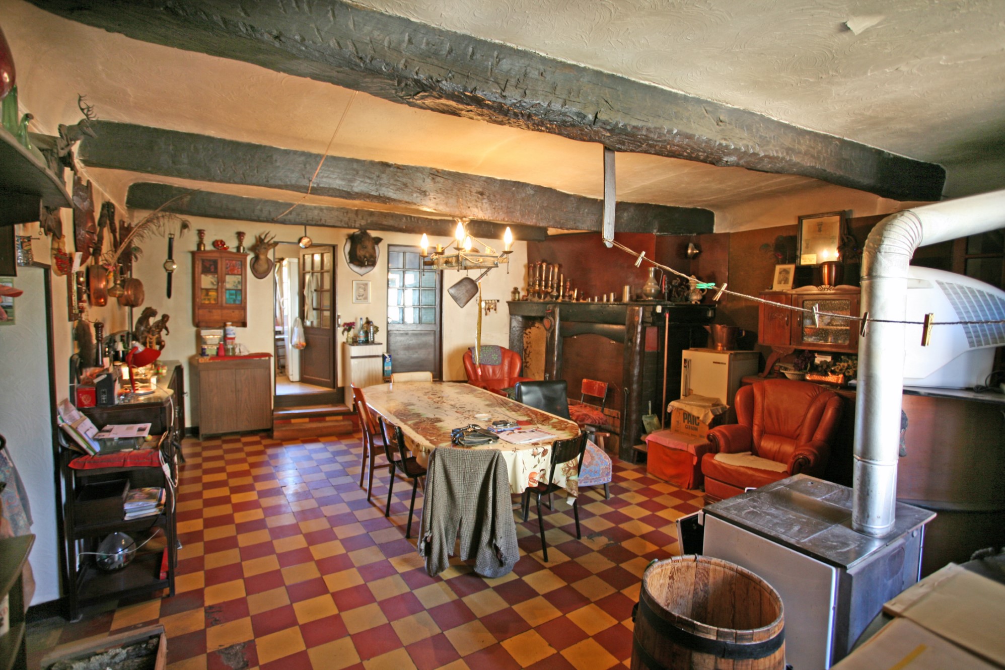 In Provence, property for renovation for sale on 247 acres in the Luberon Regional Park 