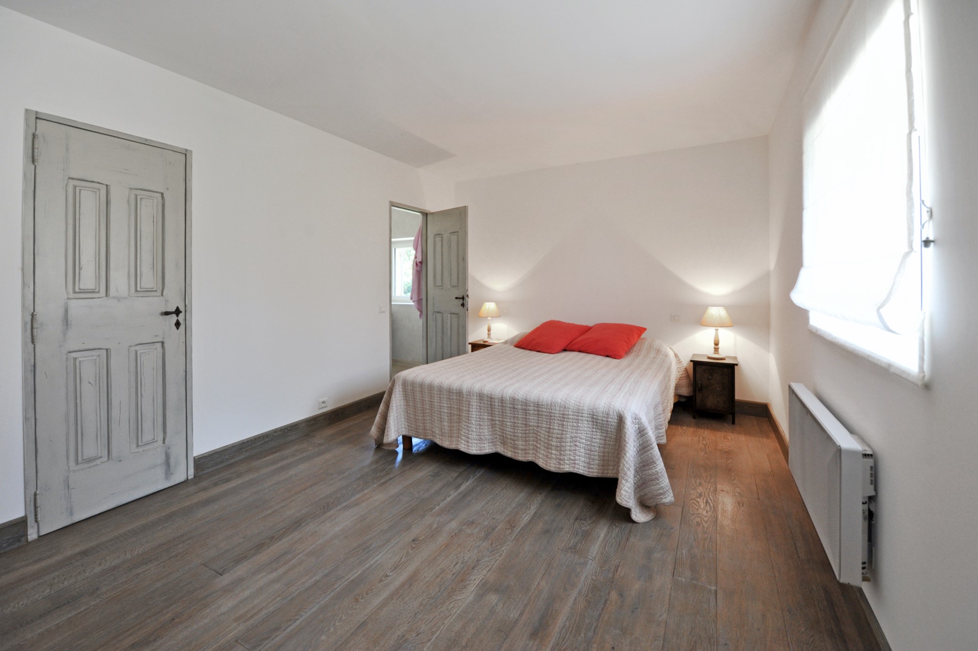 For sale, Luberon, in a pitturesque hamlet, beautiful mansion house with swimming pool and park