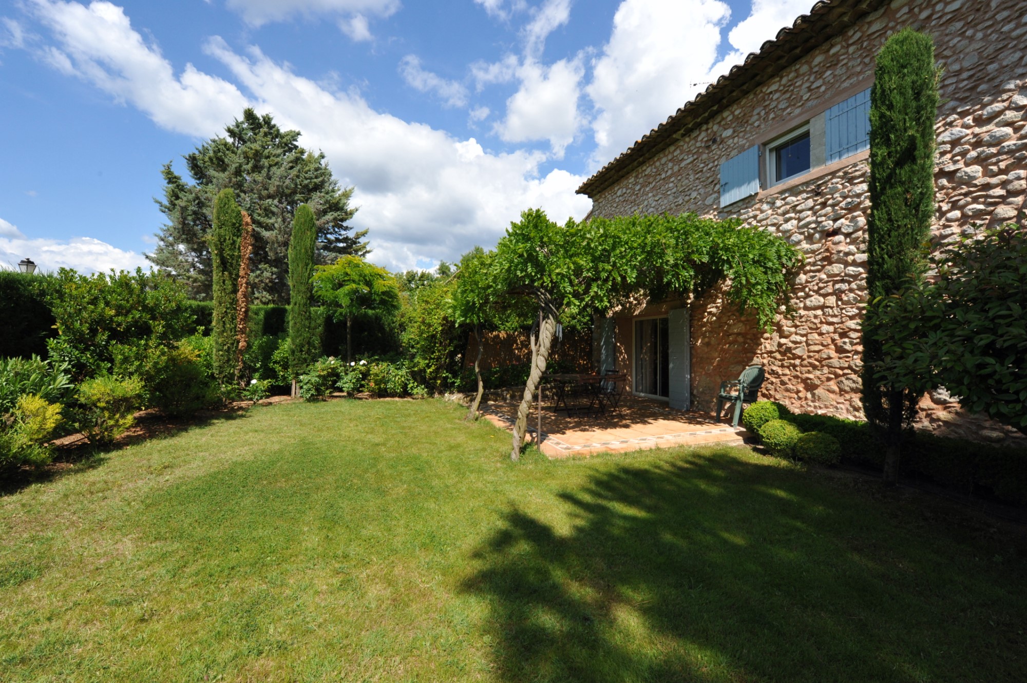 For sale, Luberon, in a pitturesque hamlet, beautiful mansion house with swimming pool and park