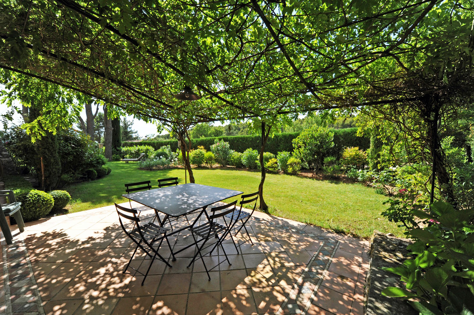 For sale, Luberon, in a pitturesque hamlet, beautiful mansion house with swimming pool and park