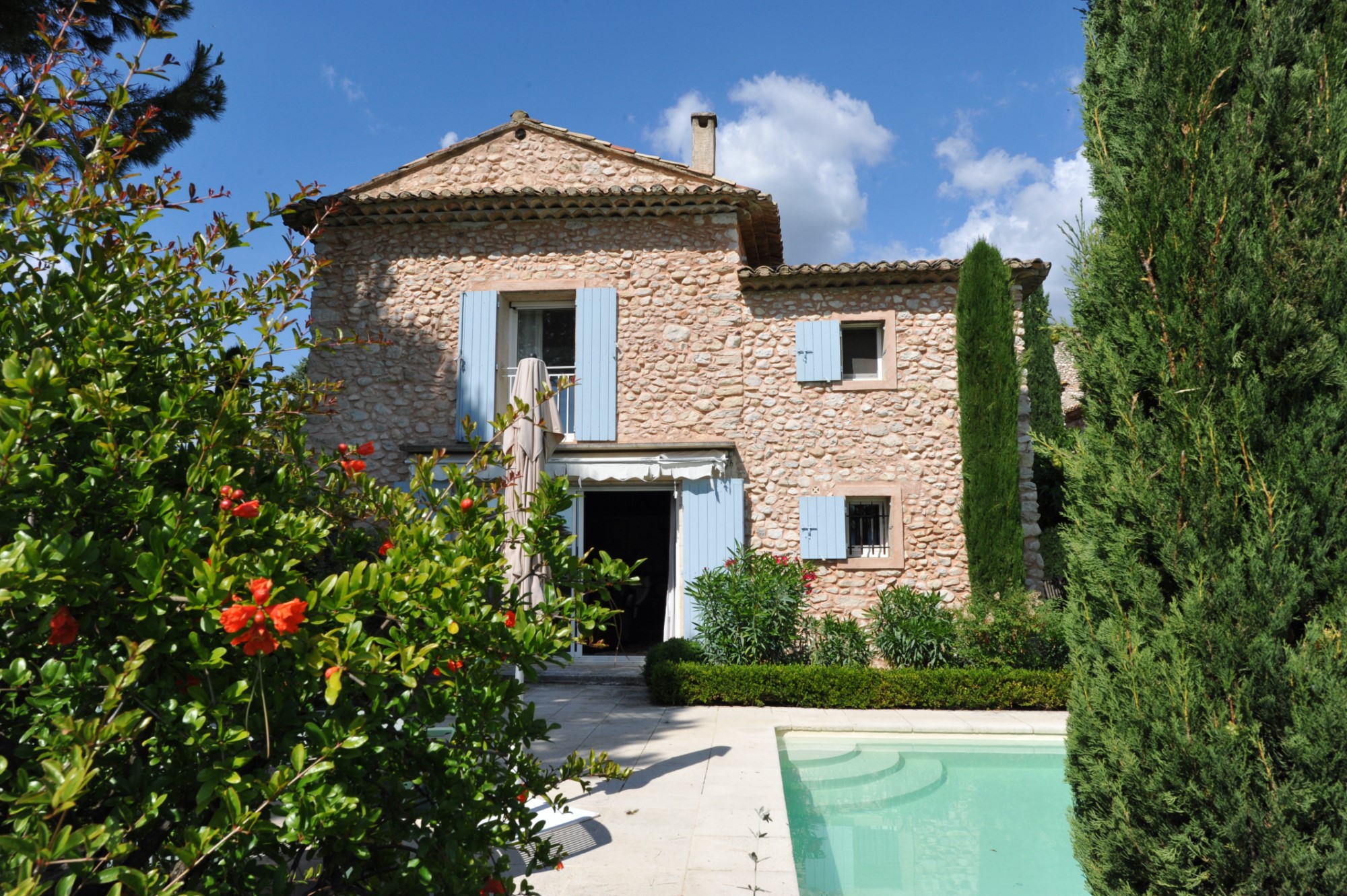 For sale, Luberon, in a pitturesque hamlet, beautiful mansion house with swimming pool and park