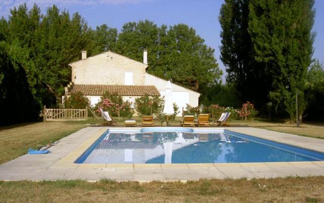 For sale, near Avignon, renovated provencal farmhouse with pool on 1.5 hectare 