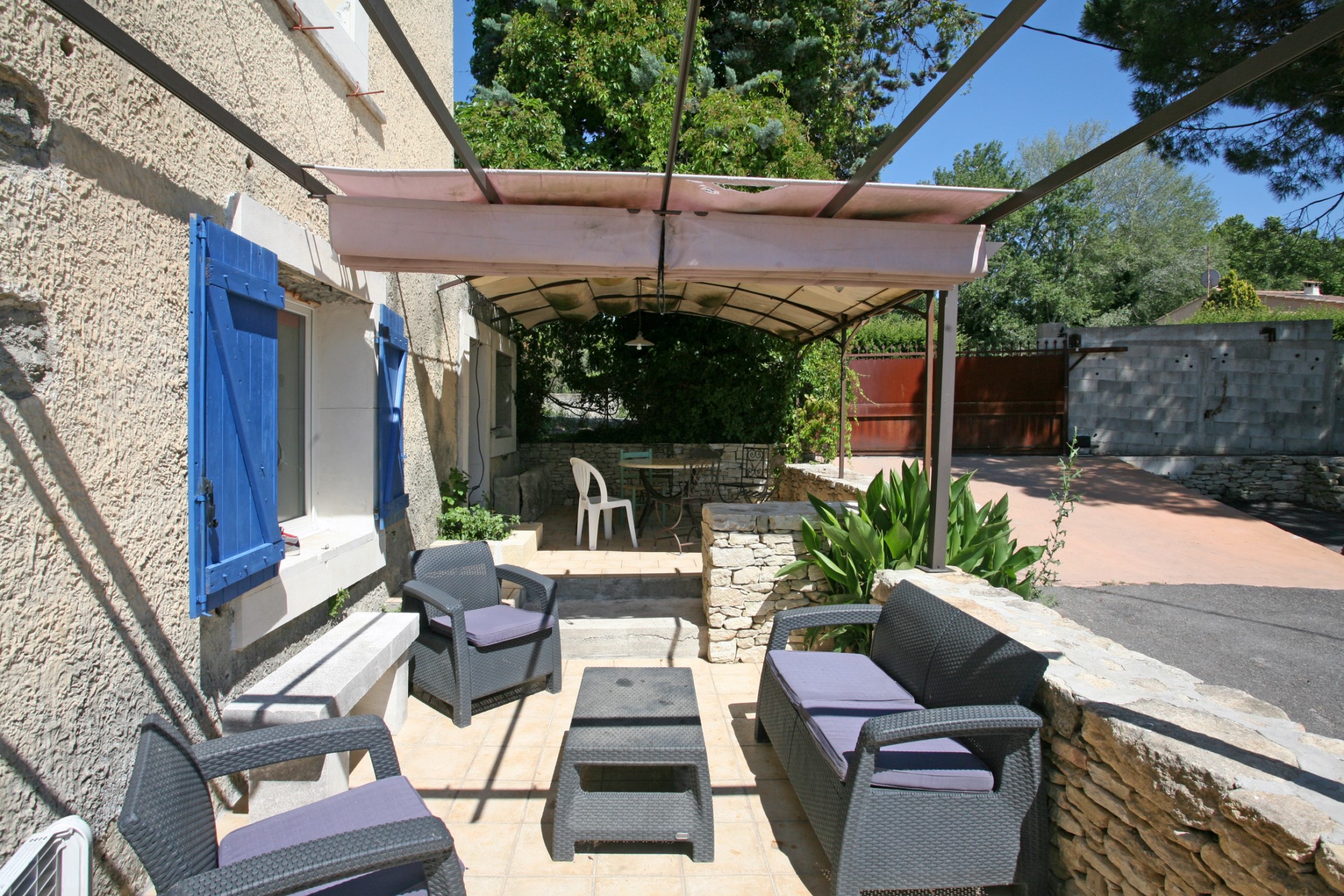 For sale, in the town of the Antiquarians, Isle sur la Sorgue, old farmhouse with pool and garden