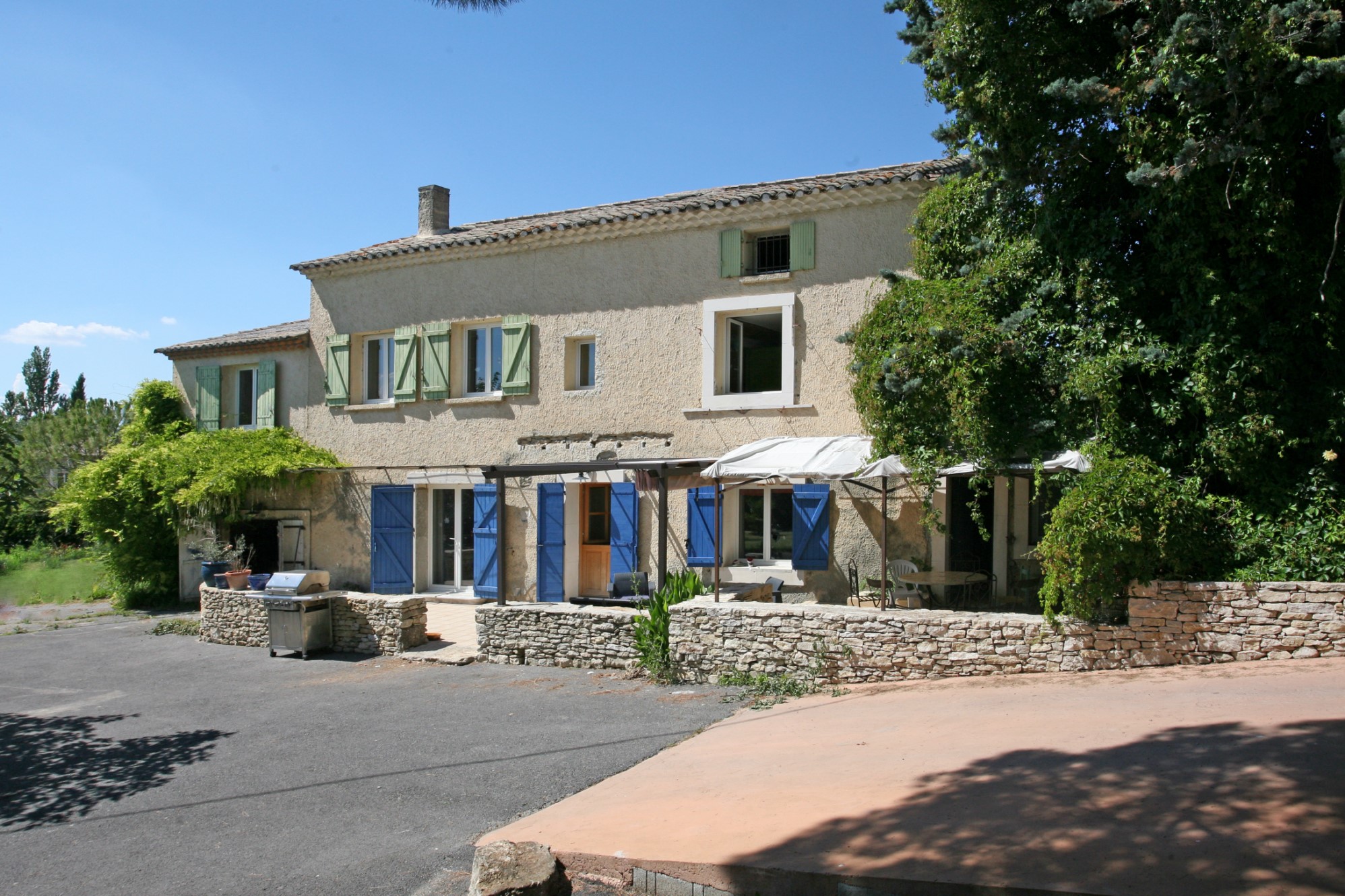 For sale, in the town of the Antiquarians, Isle sur la Sorgue, old farmhouse with pool and garden