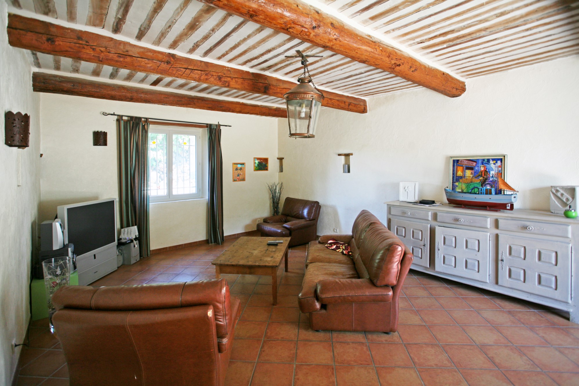 For sale, in the town of the Antiquarians, Isle sur la Sorgue, old farmhouse with pool and garden