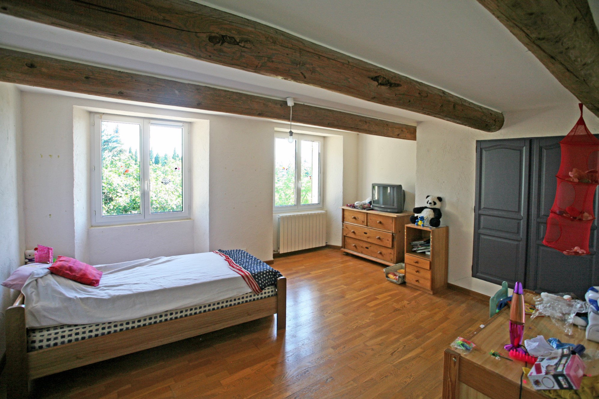 For sale, in the town of the Antiquarians, Isle sur la Sorgue, old farmhouse with pool and garden