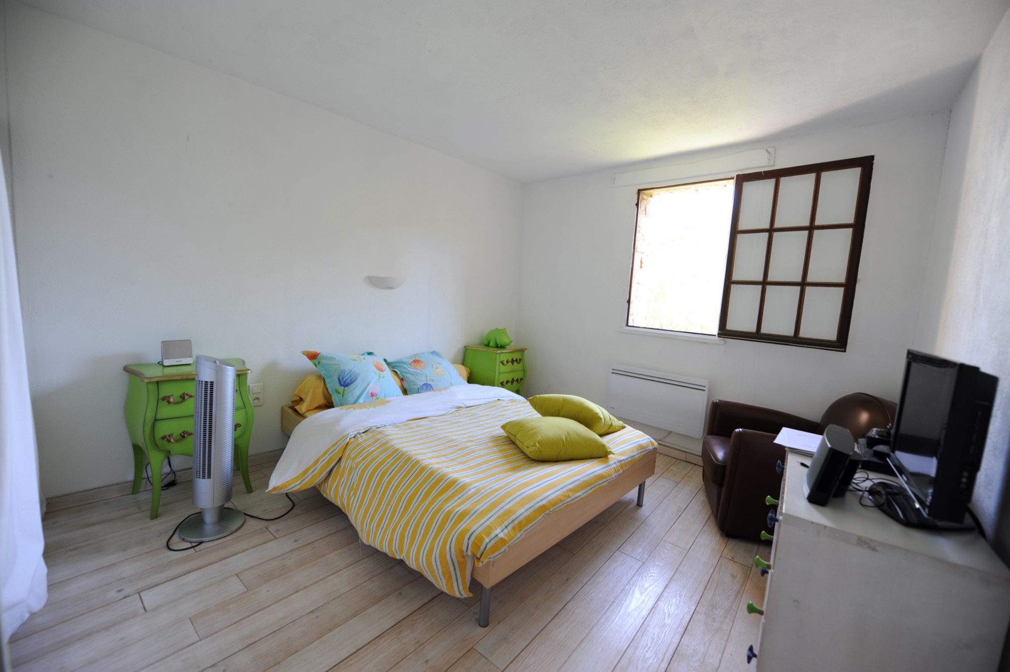 For sale, village house with panoramic views over the Luberon 
