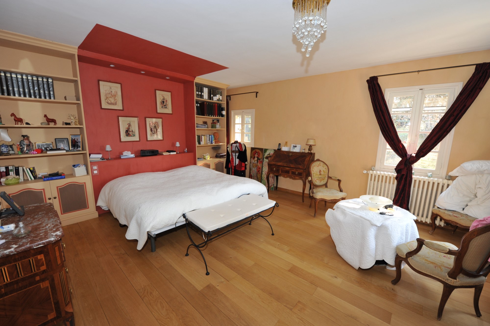 South Luberon, large farmhouse with 2 swimming pools on 3.7 hectares (over 9 acres) of land