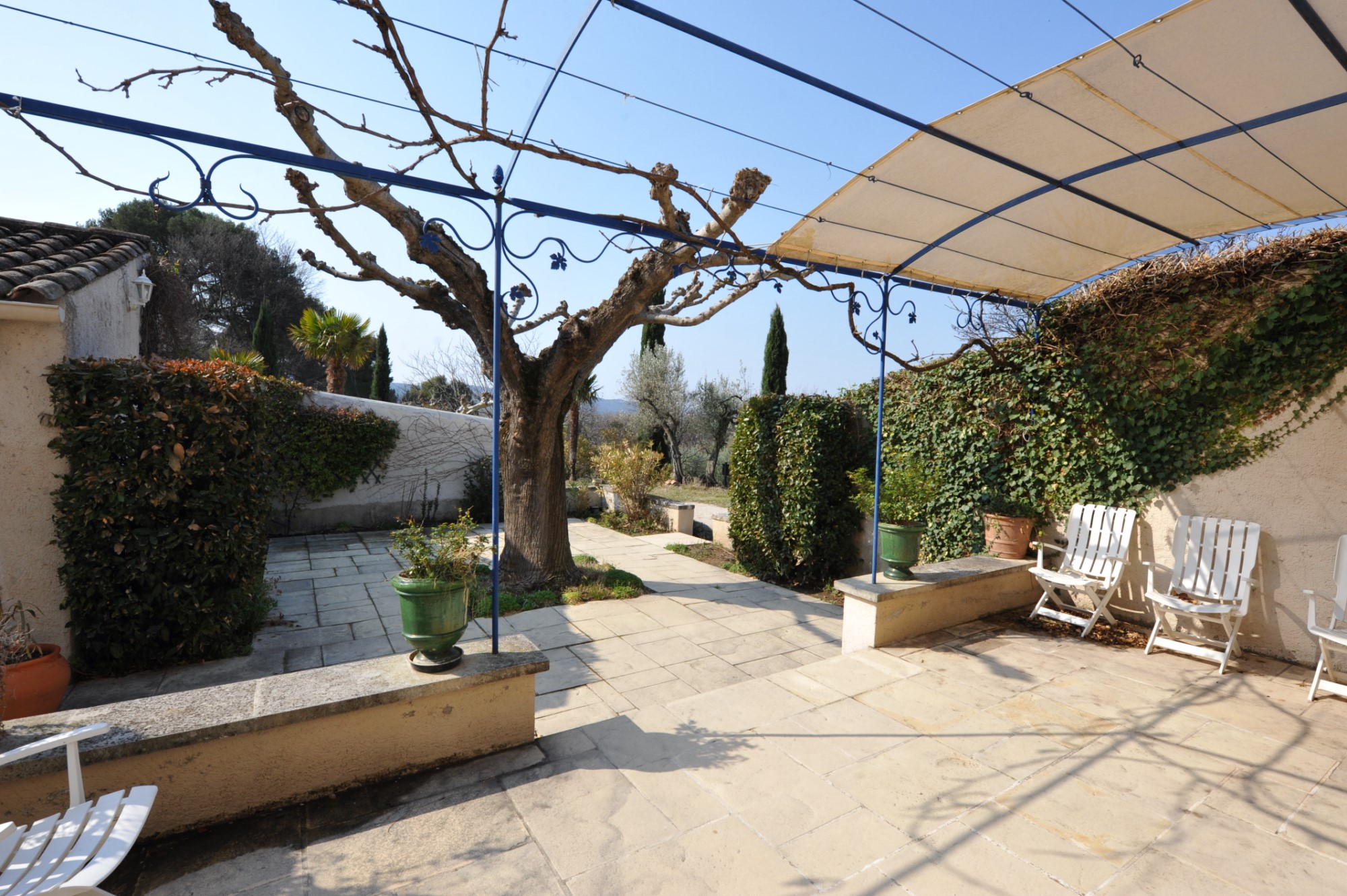 South Luberon, large farmhouse with 2 swimming pools on 3.7 hectares (over 9 acres) of land