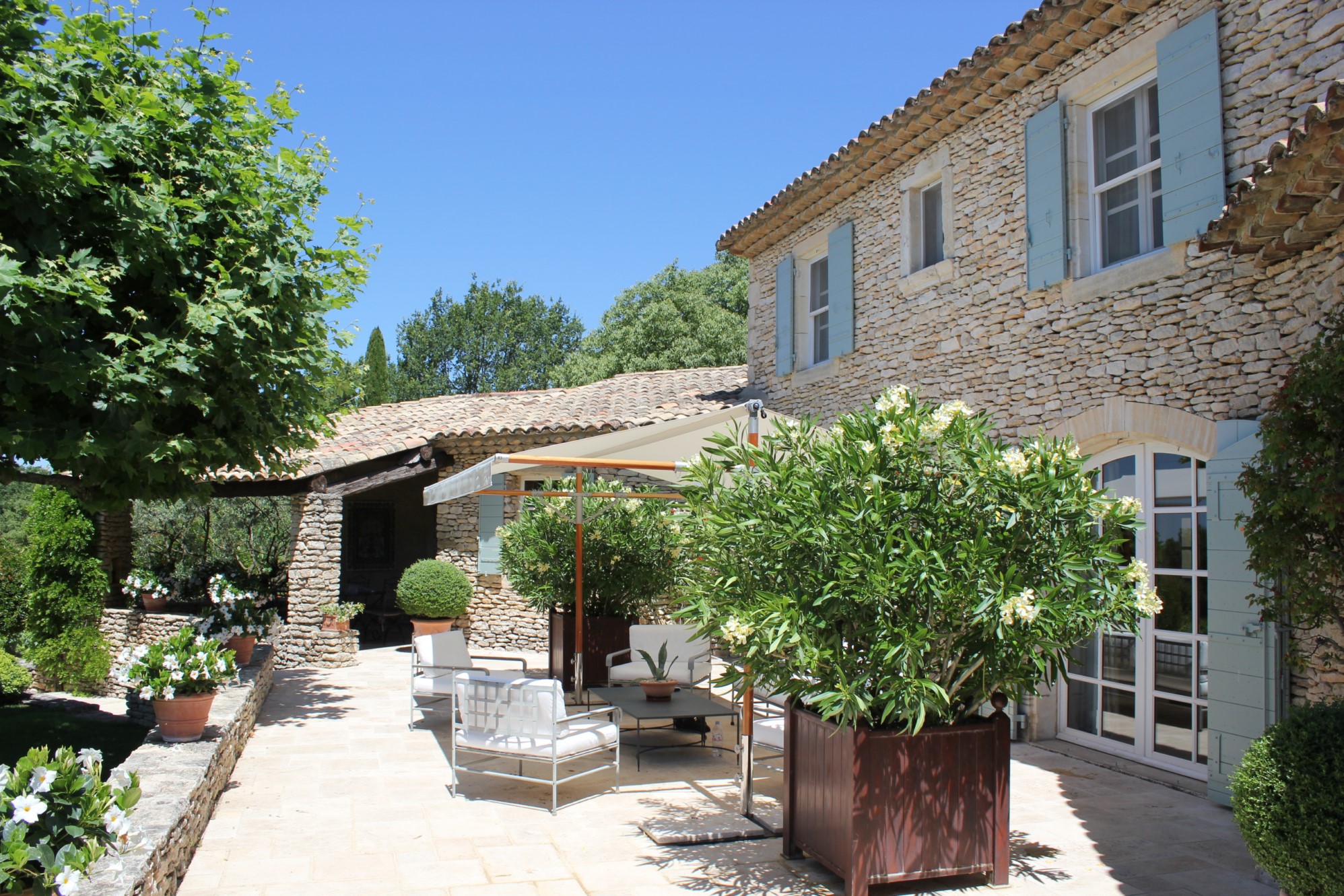 For sale facing the Luberon, superb farmhouse with outbuilding