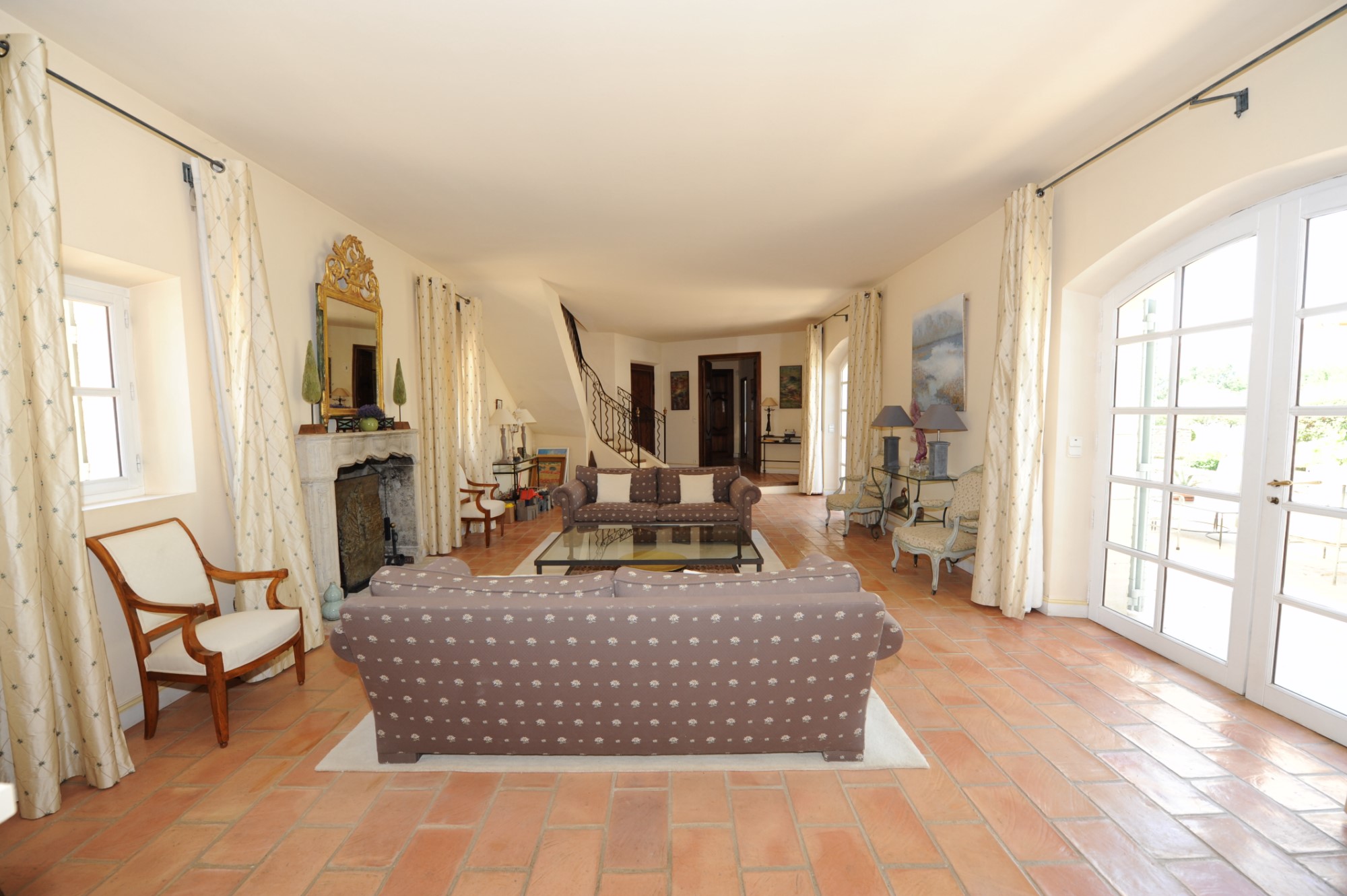 For sale facing the Luberon, superb farmhouse with outbuilding