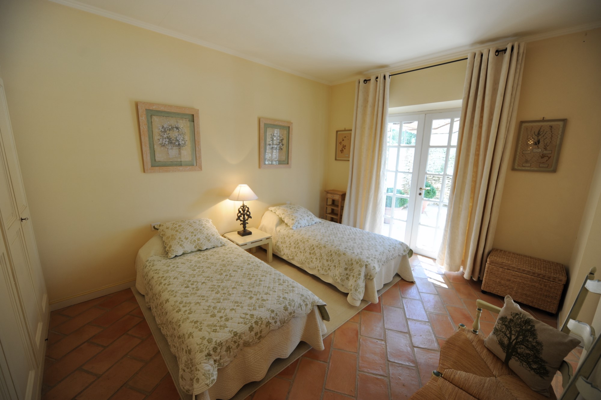 For sale facing the Luberon, superb farmhouse with outbuilding