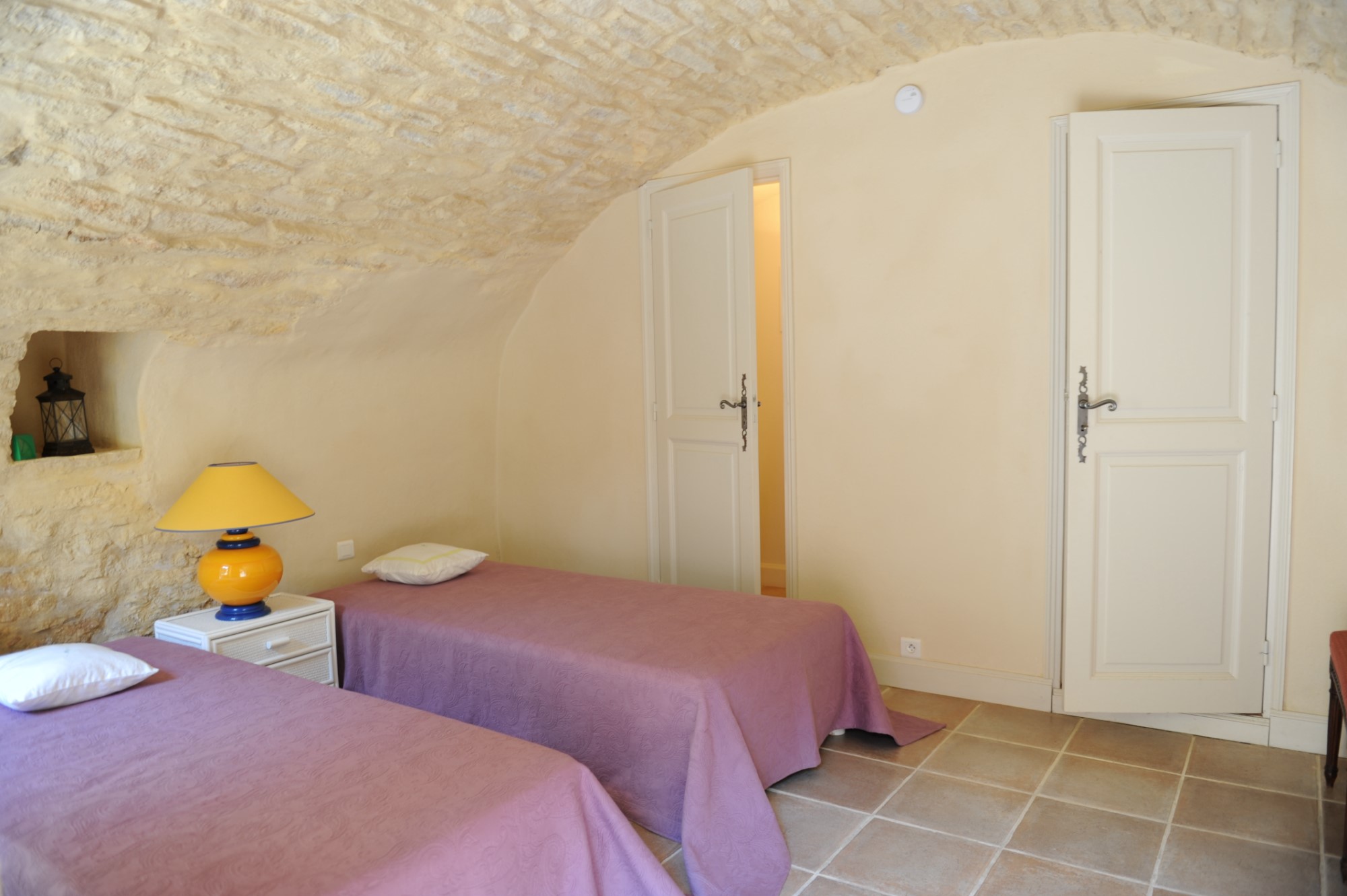 For sale facing the Luberon, superb farmhouse with outbuilding