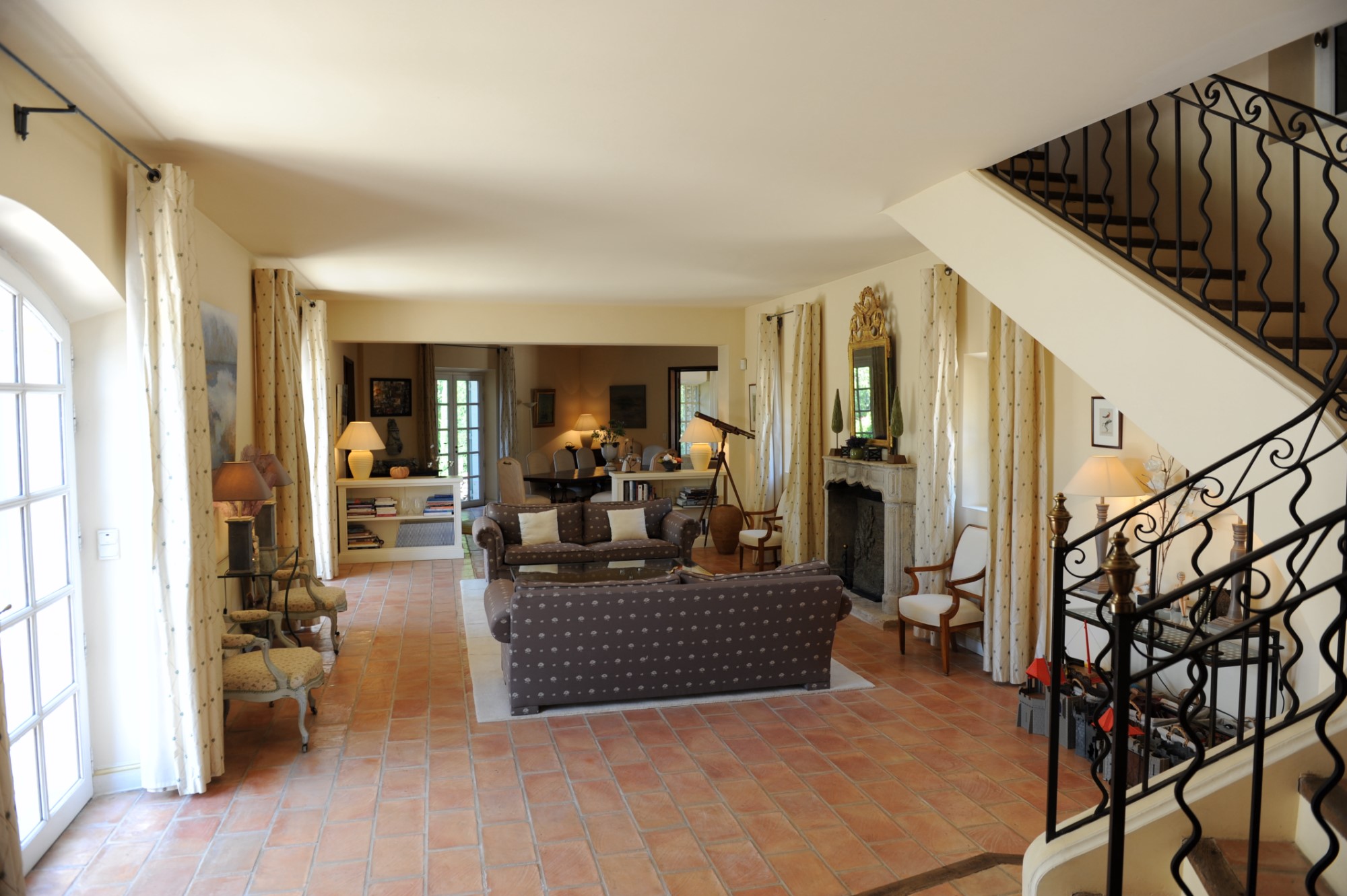 For sale facing the Luberon, superb farmhouse with outbuilding