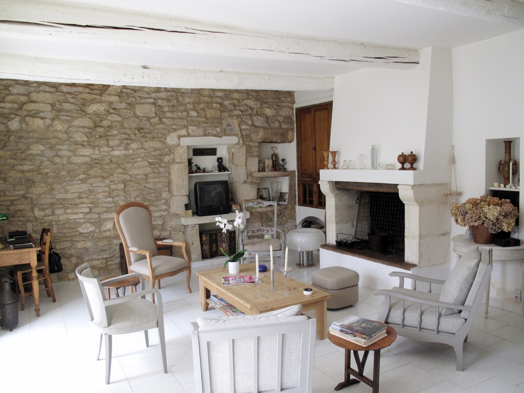 In Gordes, for sale, old hamlet renovated stone house with private courtyard, garden and garage 
