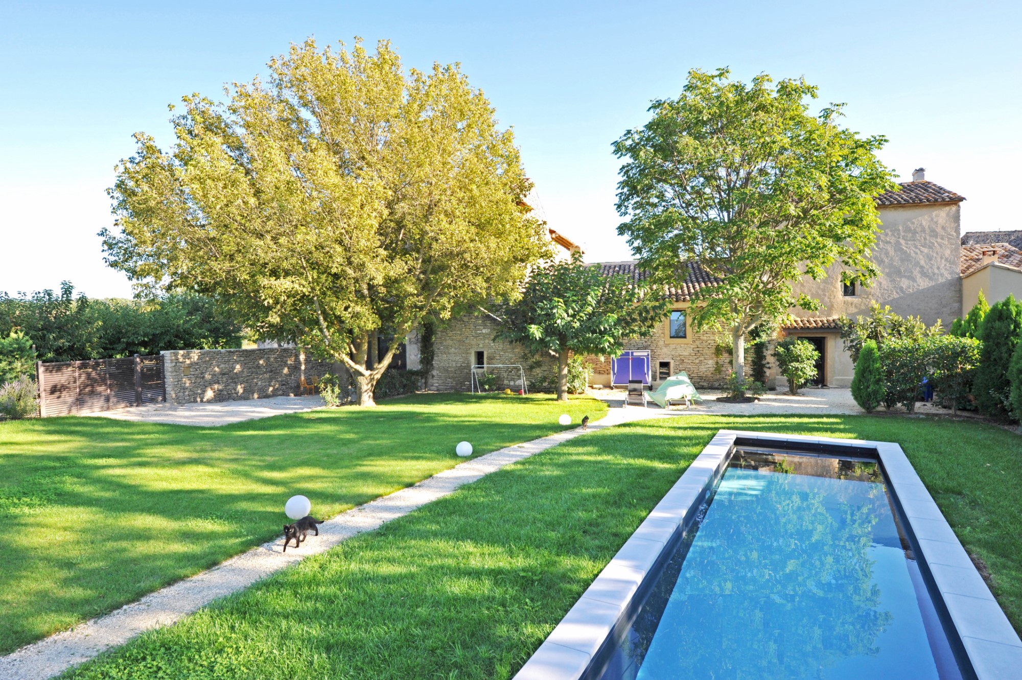 Mas restauré style contemporain proche de Gordes