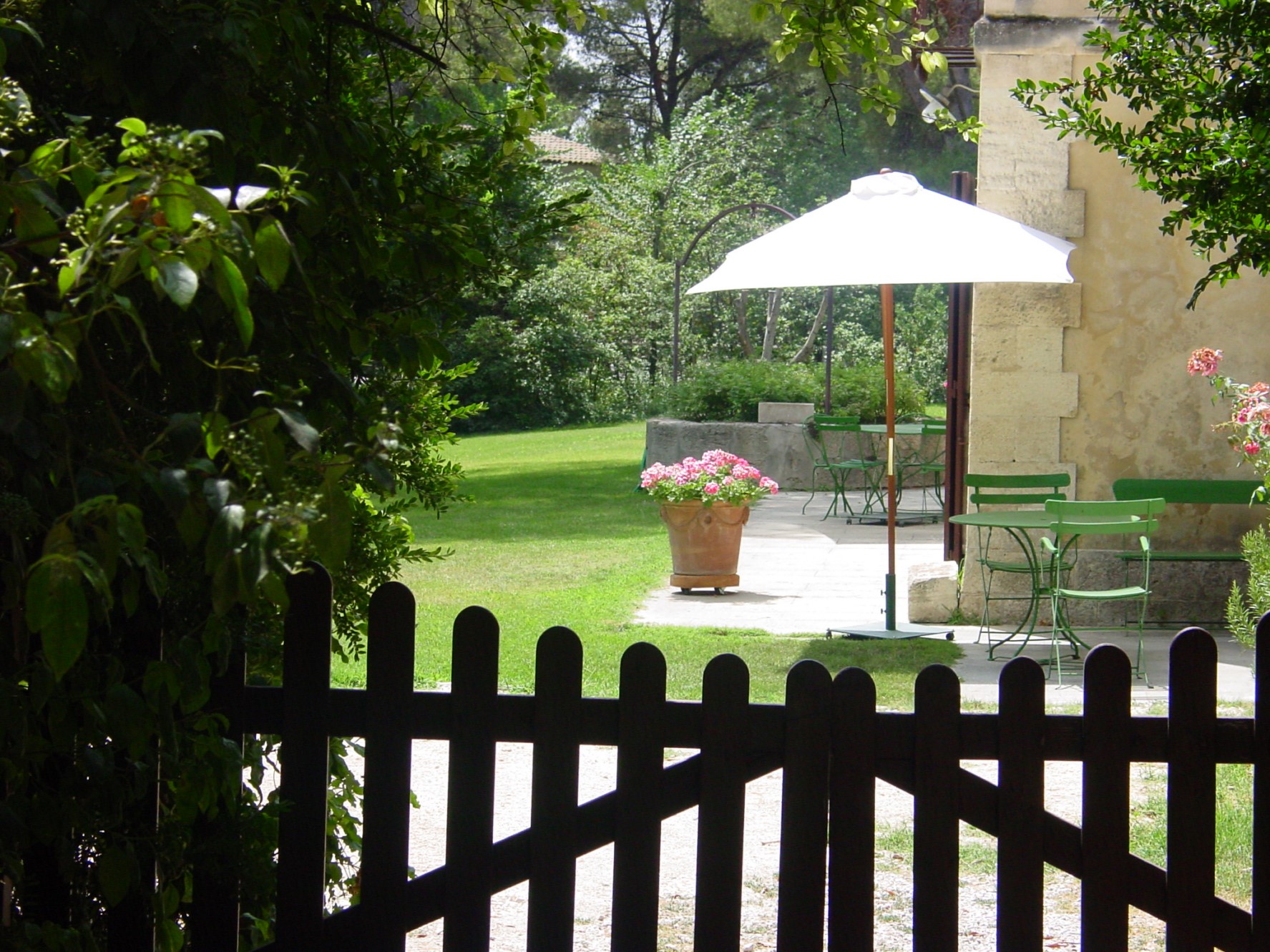 For Sale near Villeneuve-lès-Avignon, property with Provencal charm, with pool and tennis 