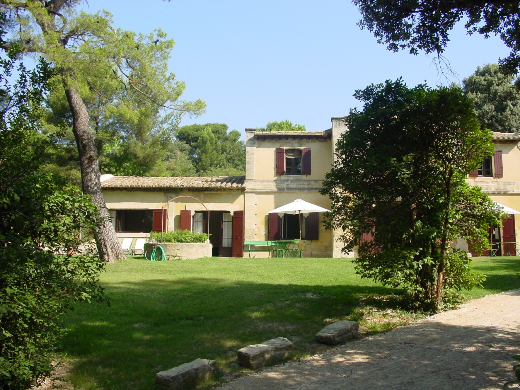 For Sale near Villeneuve-lès-Avignon, property with Provencal charm, with pool and tennis 