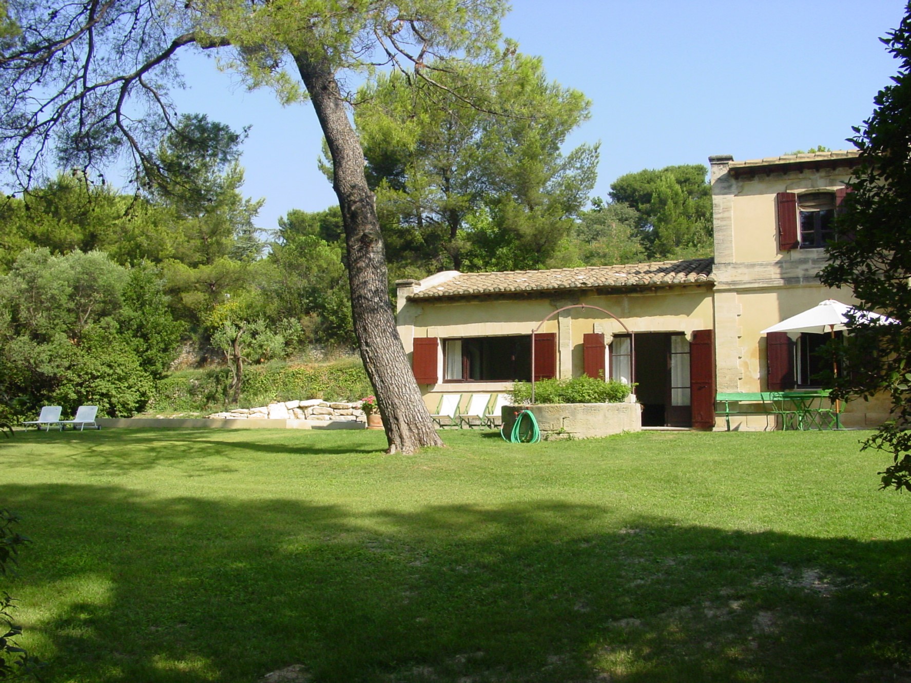 For Sale near Villeneuve-lès-Avignon, property with Provencal charm, with pool and tennis 
