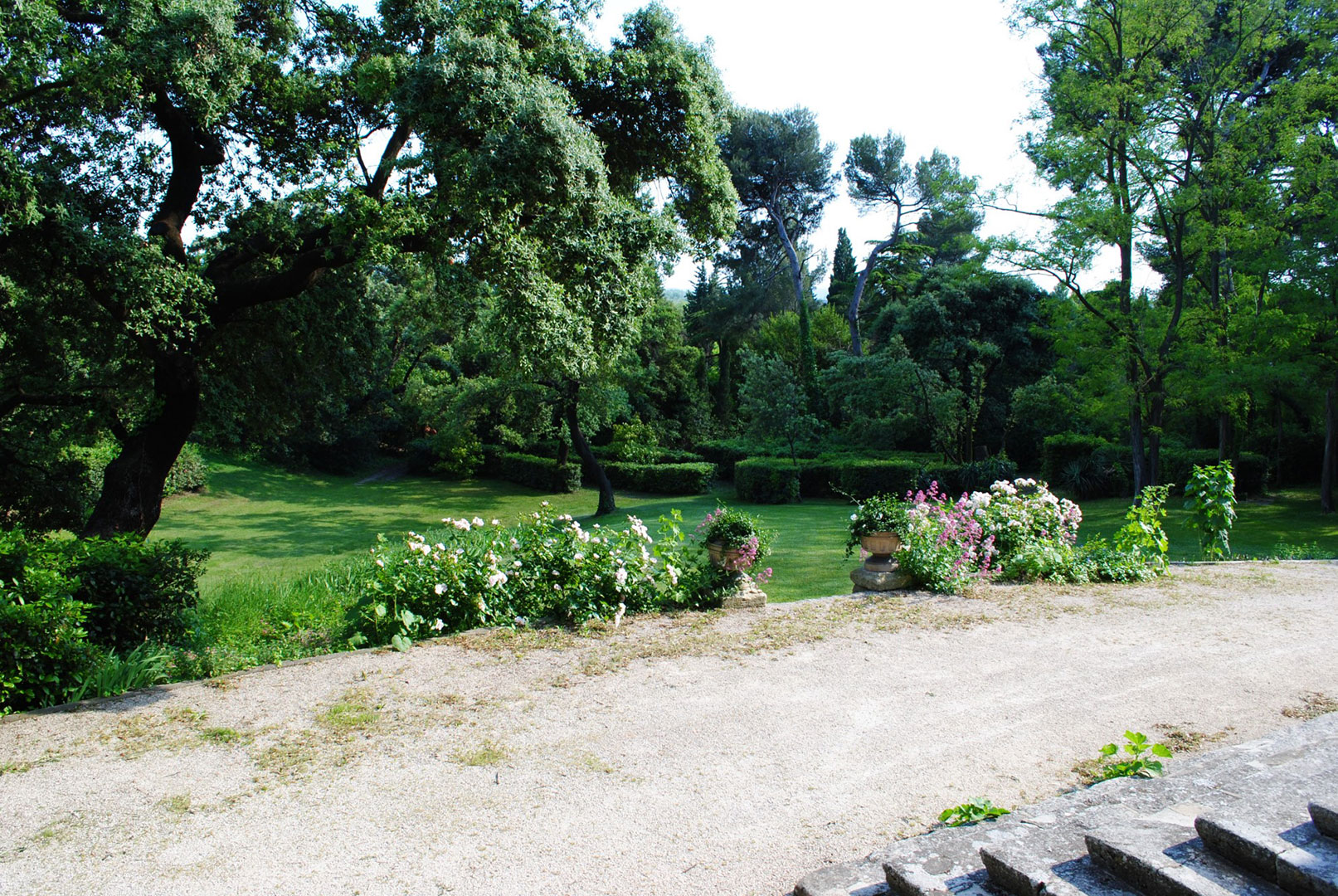 For Sale near Villeneuve-lès-Avignon, property with Provencal charm, with pool and tennis 