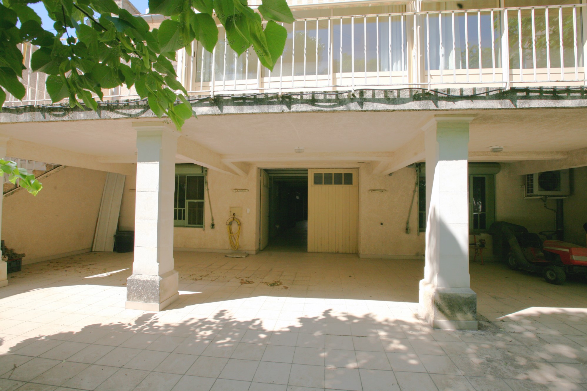 For sale, in a lively town of Luberon, large town mansion with private garden
