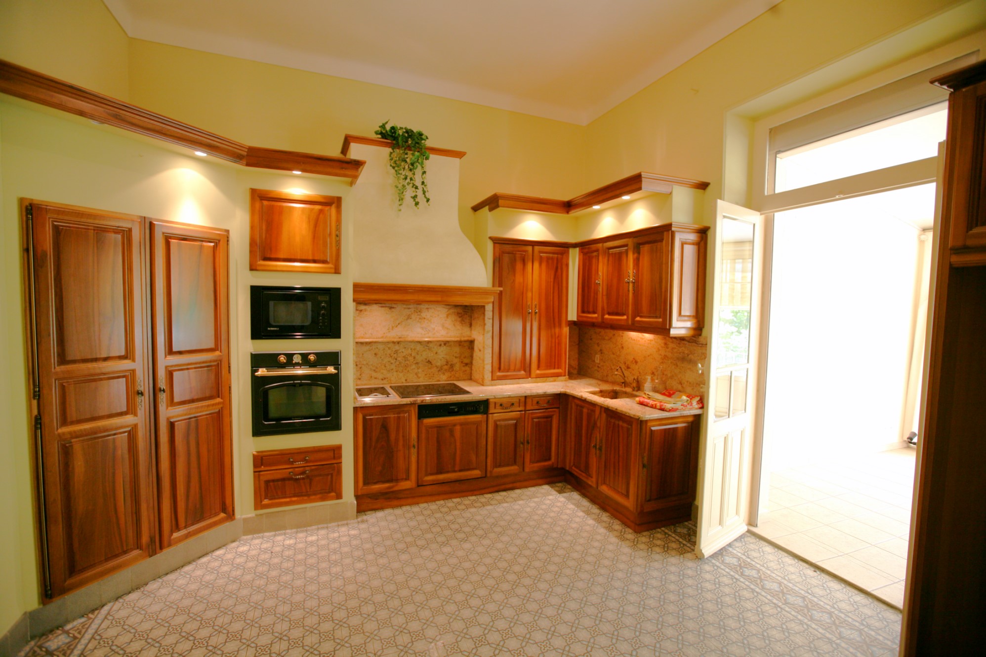For sale, in a lively town of Luberon, large town mansion with private garden